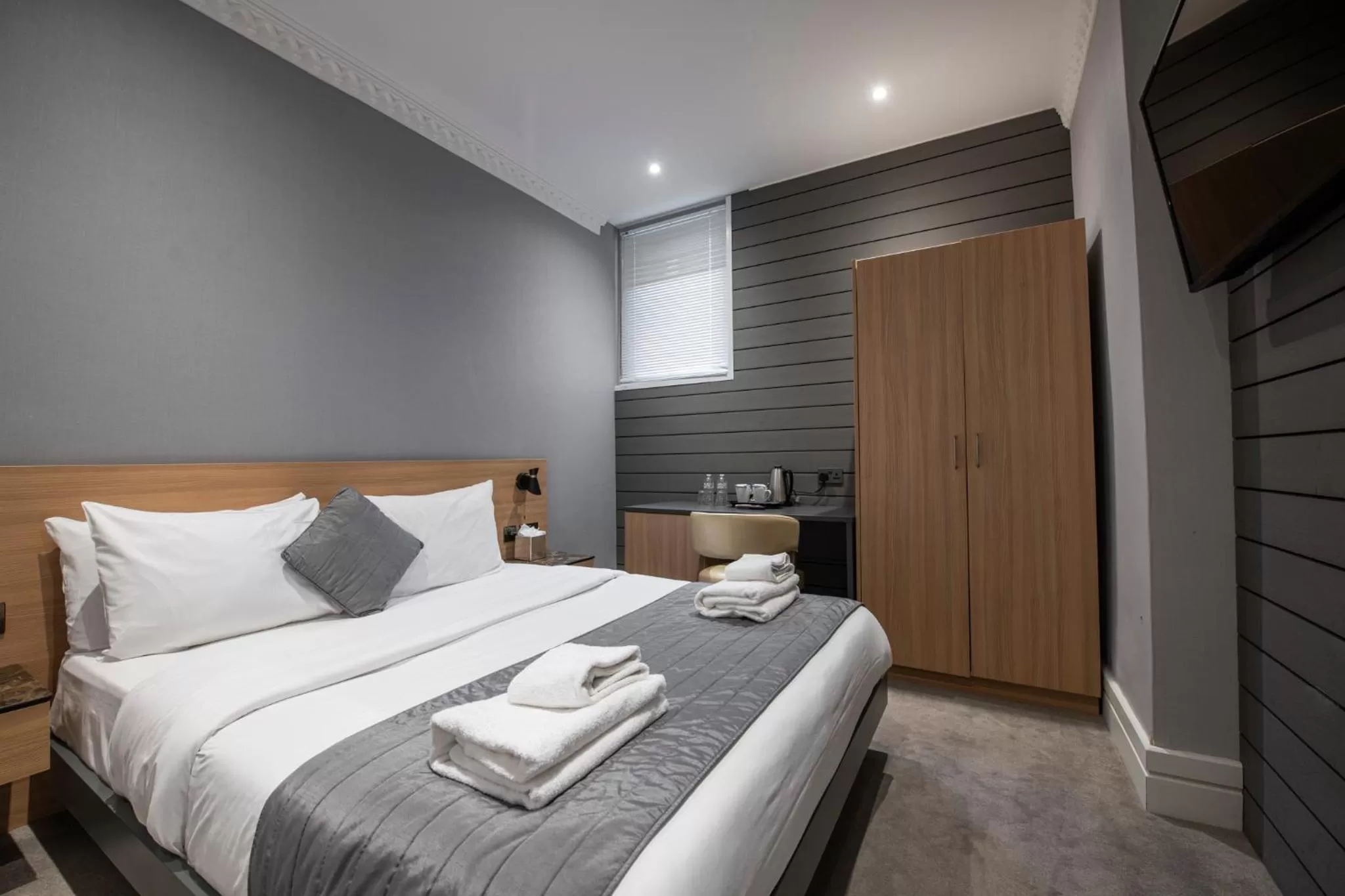 Bedroom, Bed in Gainsborough Hotel