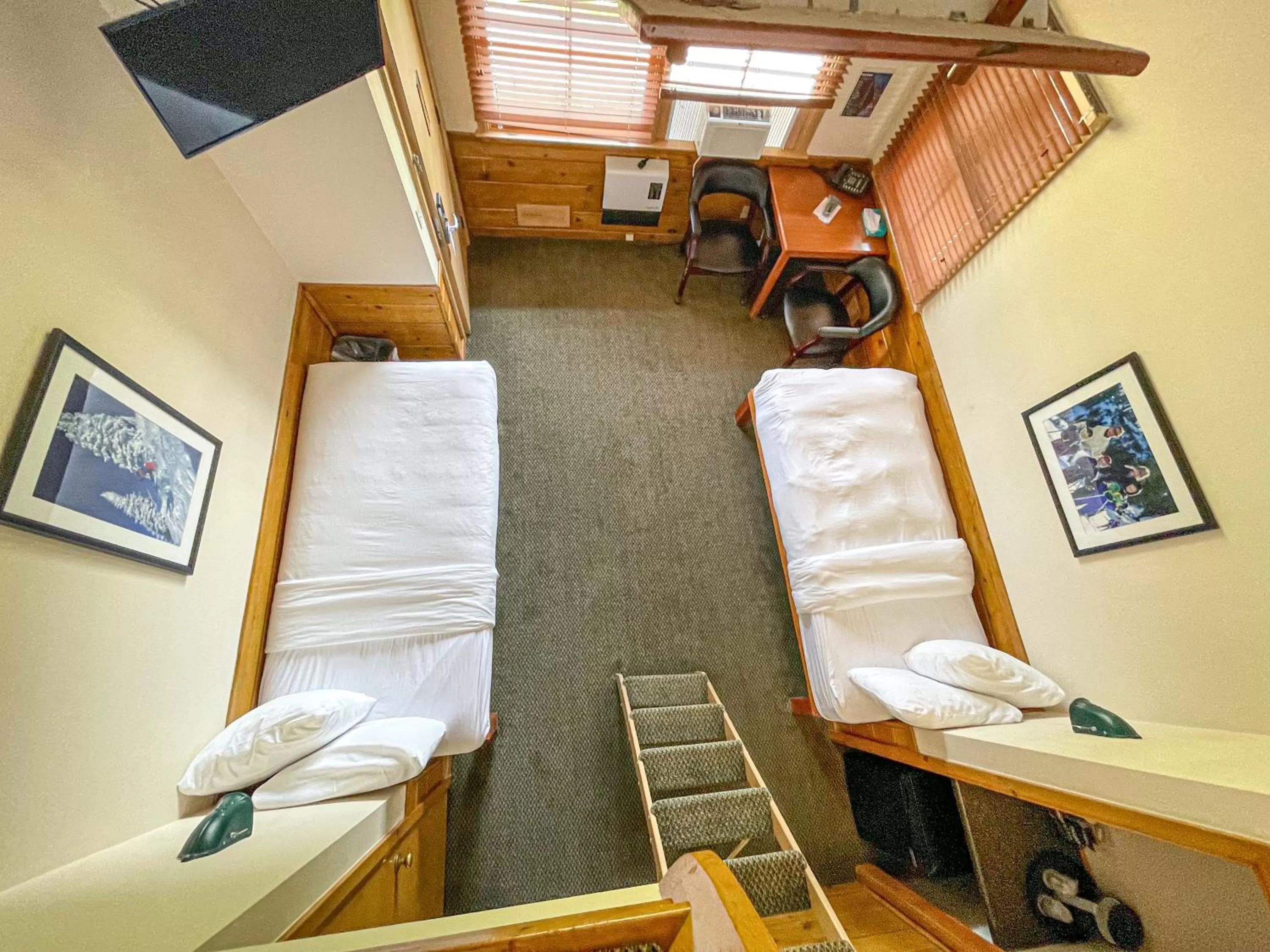 Property building, Bed in Otsego Resort