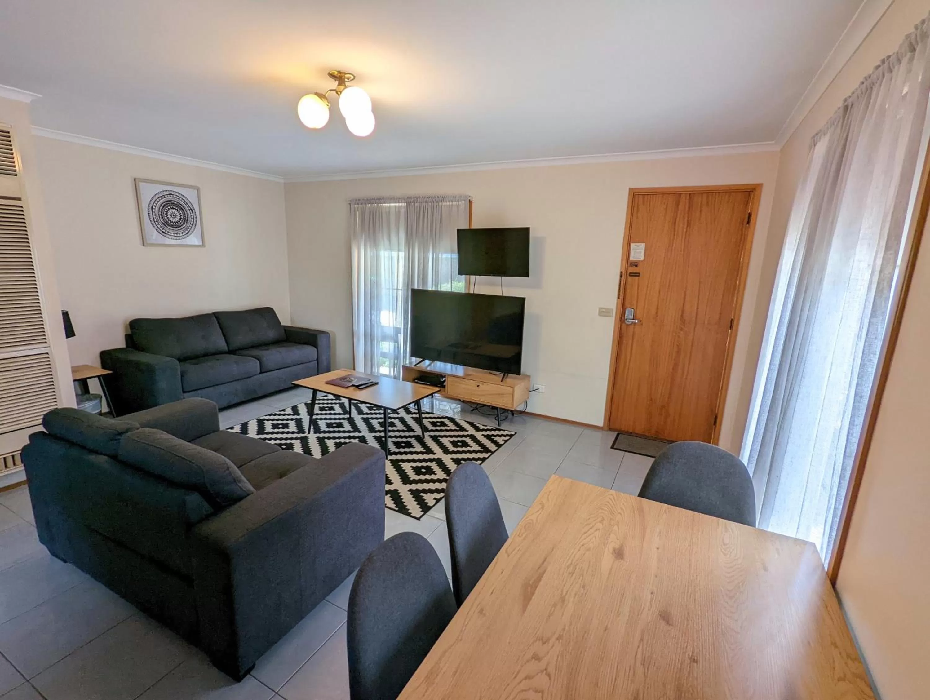 Bed in Homestead Motor Inn & Apartments