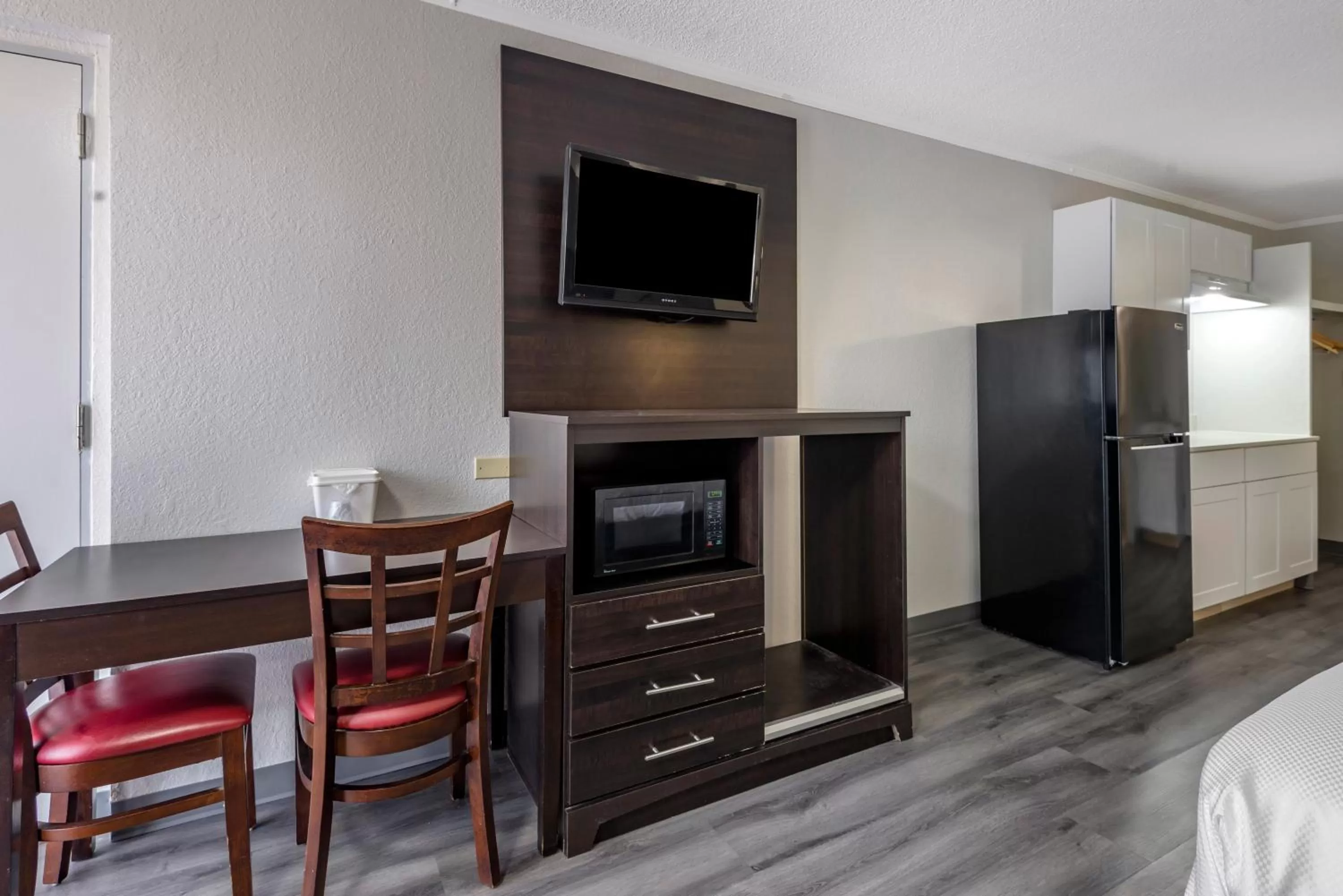 TV and multimedia in Suburban Studios Rock Hill Northeast I-77