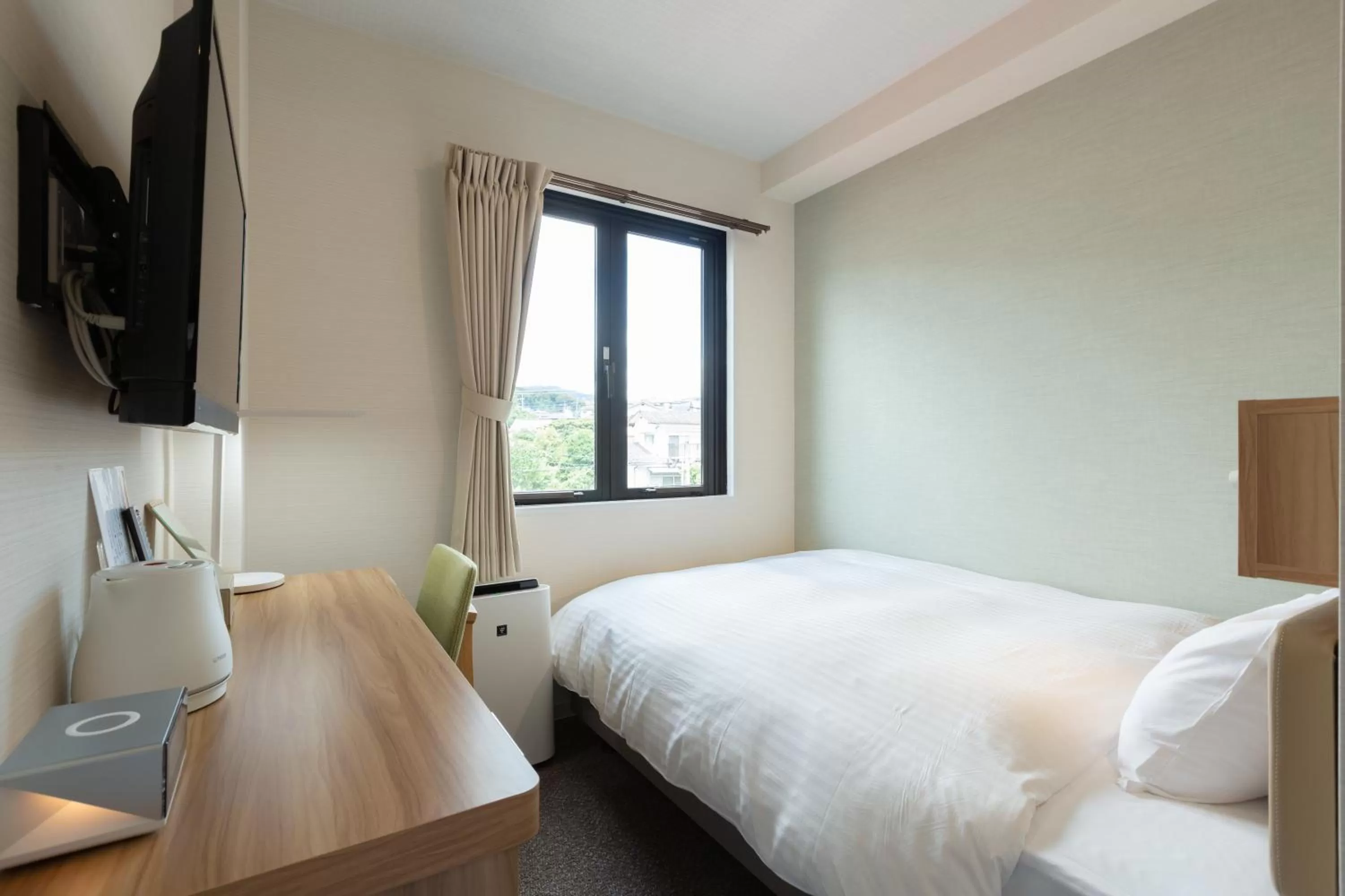 Photo of the whole room, Bed in fico HIJI