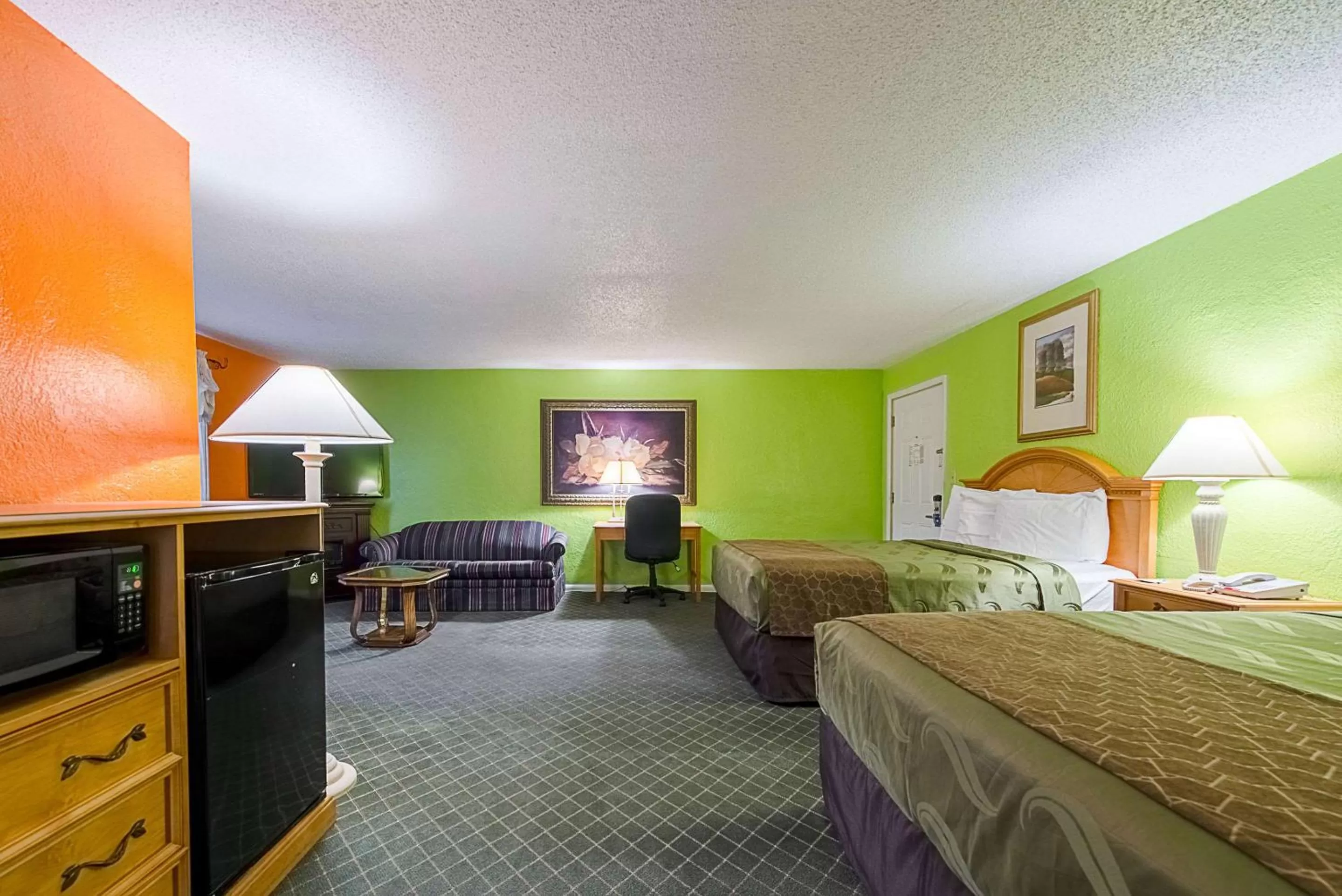 Photo of the whole room, Bed in Highway Inn