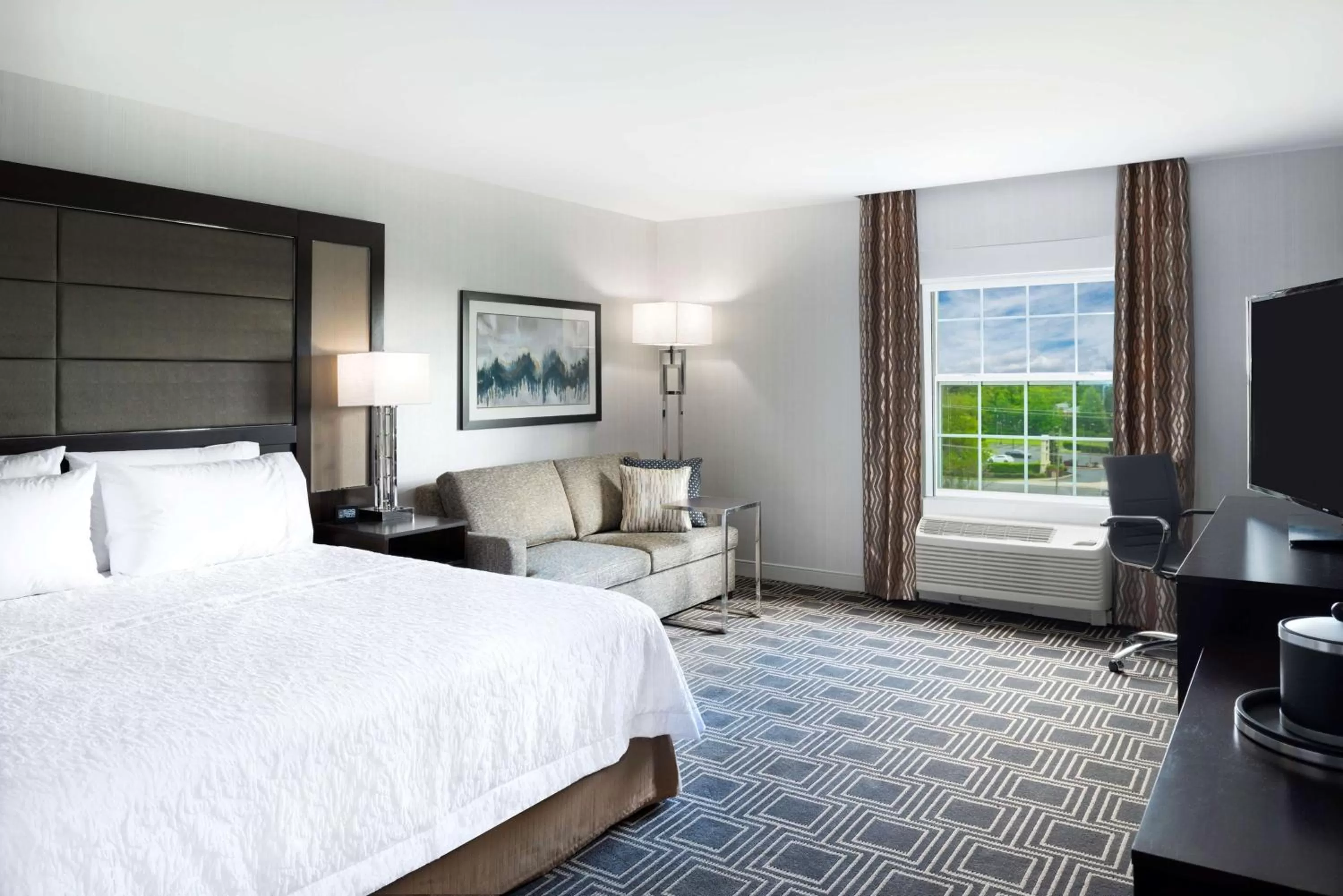 Living room, Bed in Hampton Inn & Suites Bridgewater, NJ