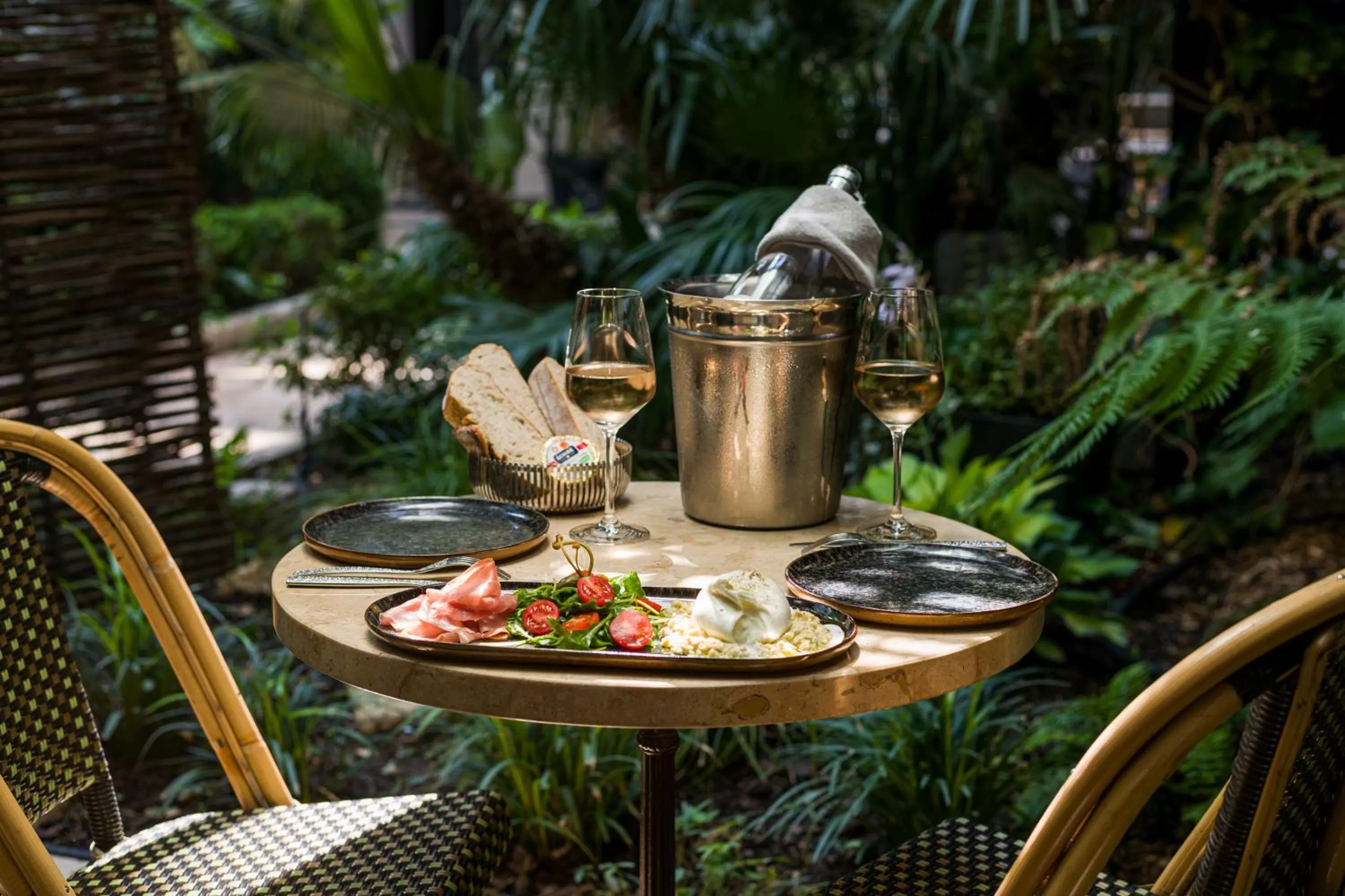 Food and drinks in B Montmartre