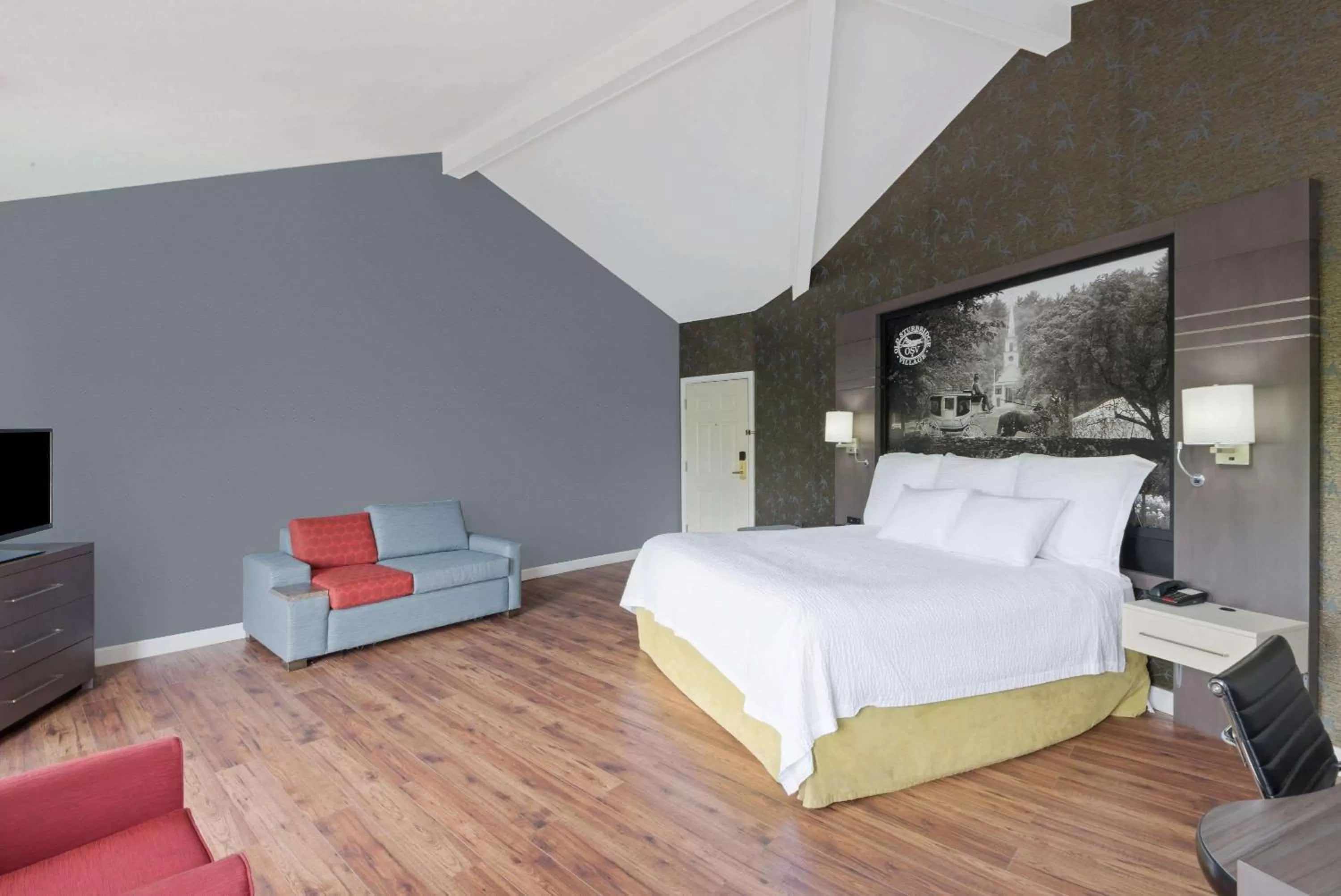 Photo of the whole room, Bed in Super 8 by Wyndham Sturbridge