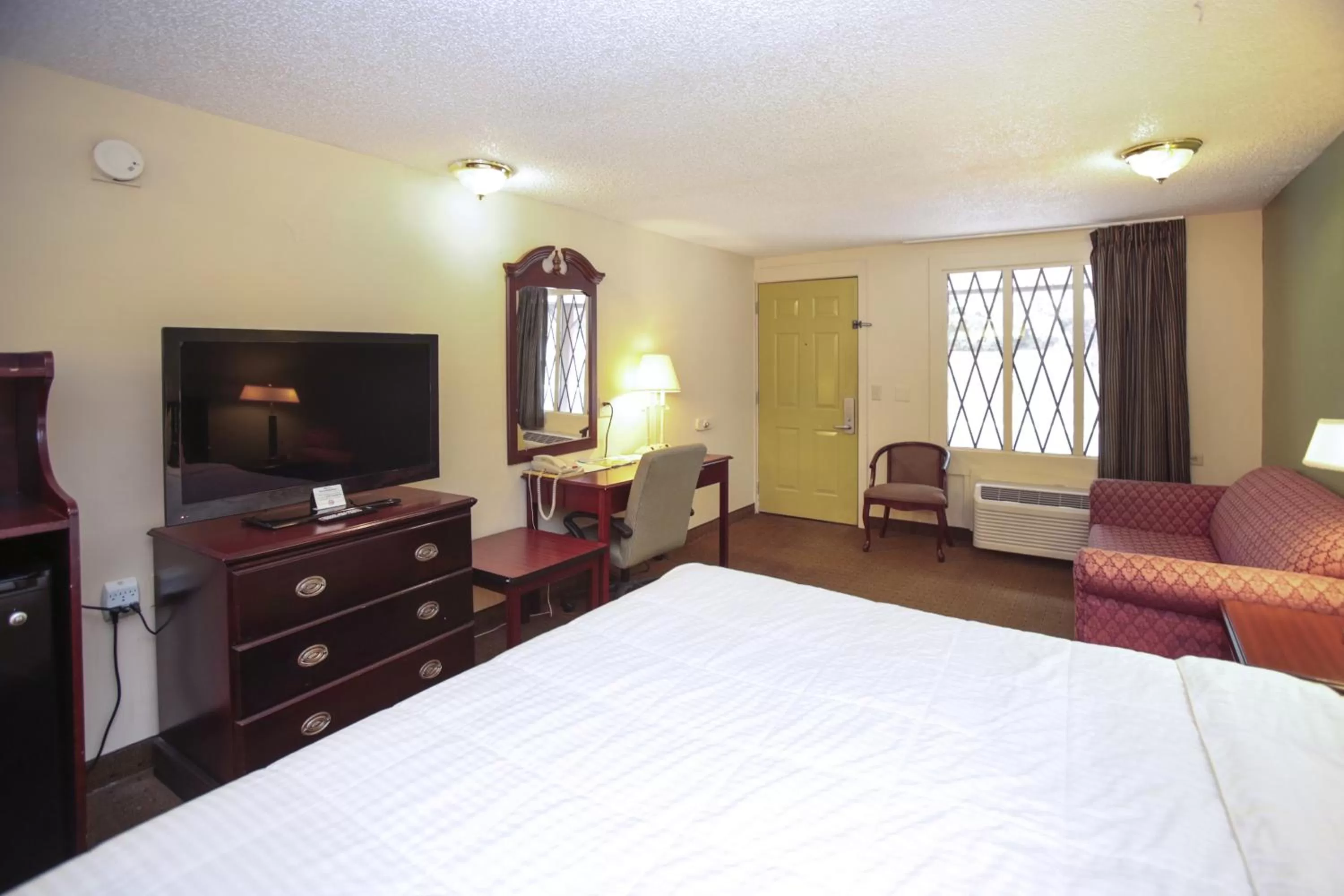 Bedroom, Bed in Knights Inn - Battle Creek