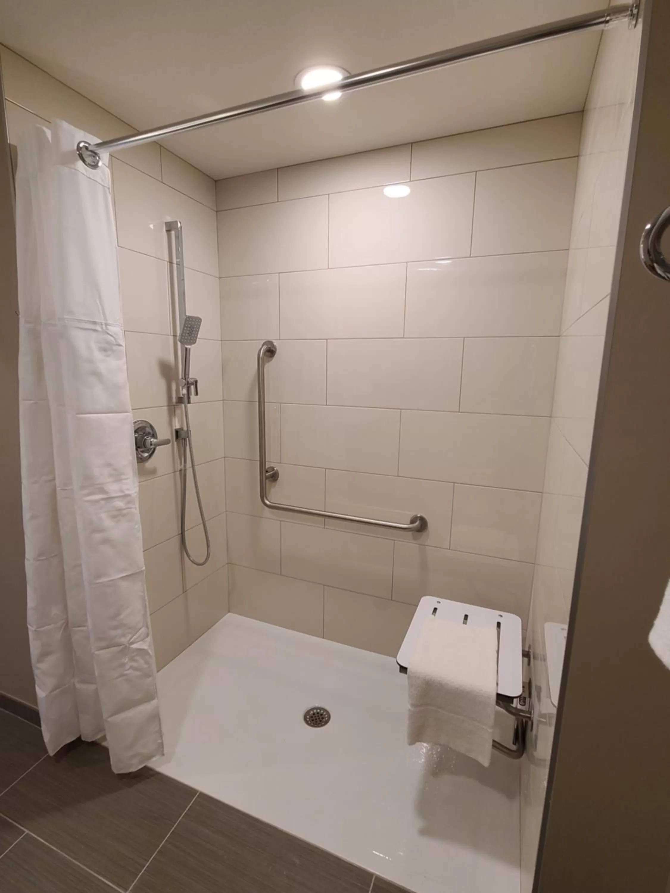 Super 8 by Wyndham Thompson