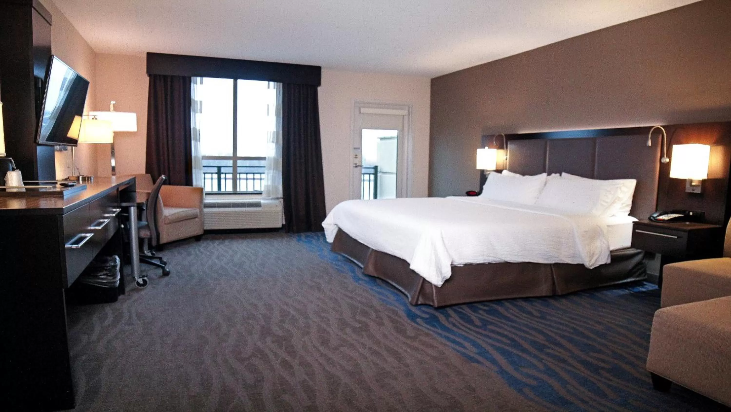 Photo of the whole room, Bed in Holiday Inn Owensboro Riverfront by IHG