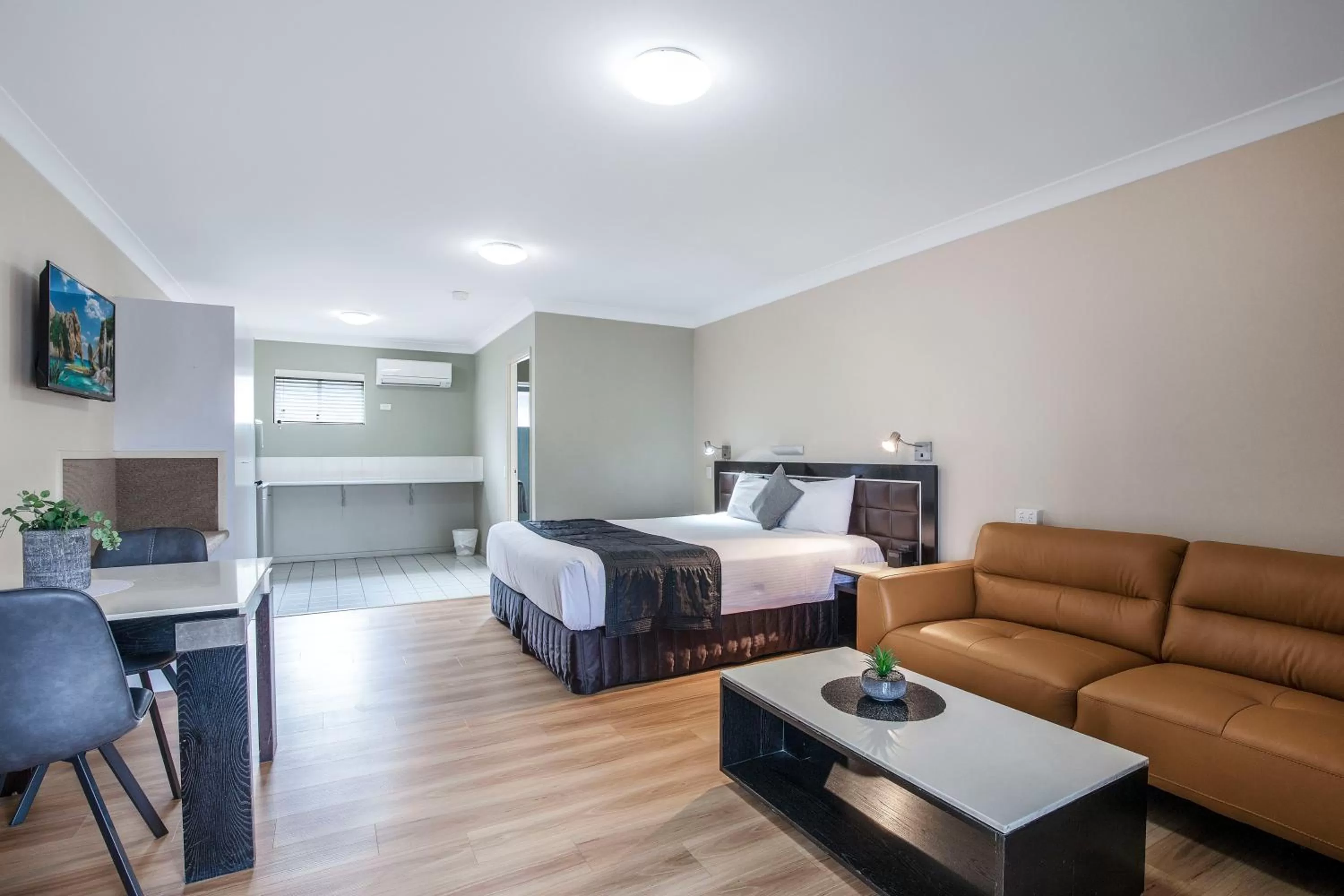 Property building, Bed in Comfort Inn North Brisbane