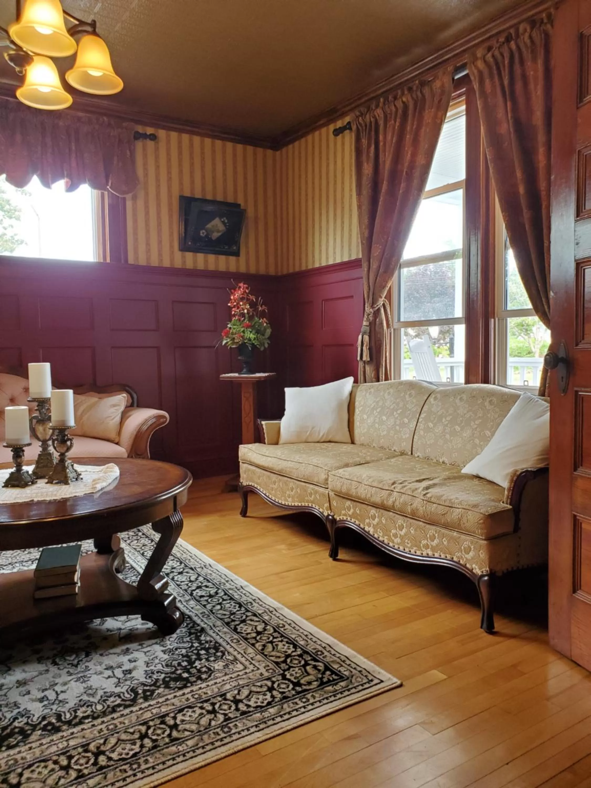 Living room in The Home Place Inn