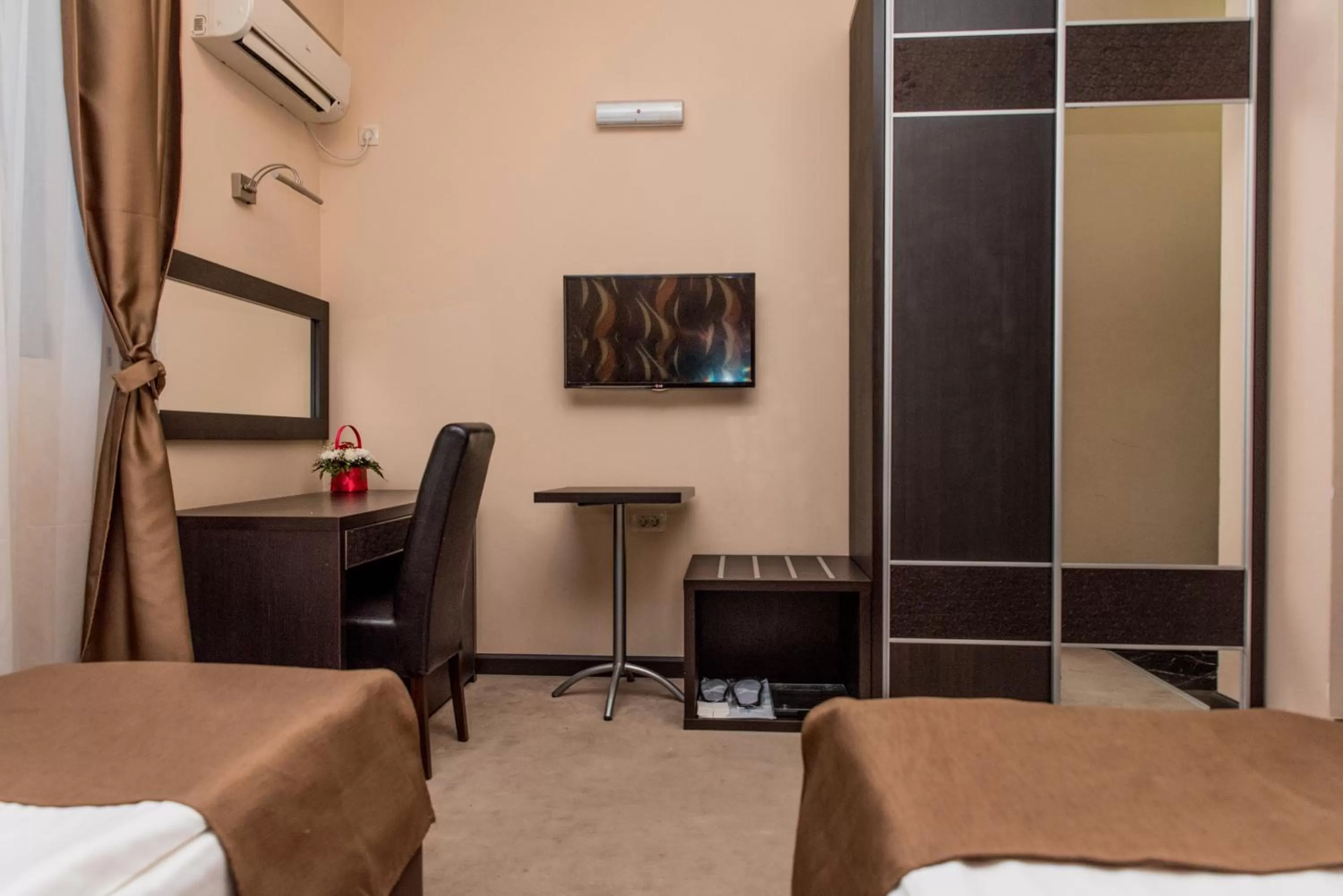 Bedroom, Bed in Hotel Crnogorska Kuća