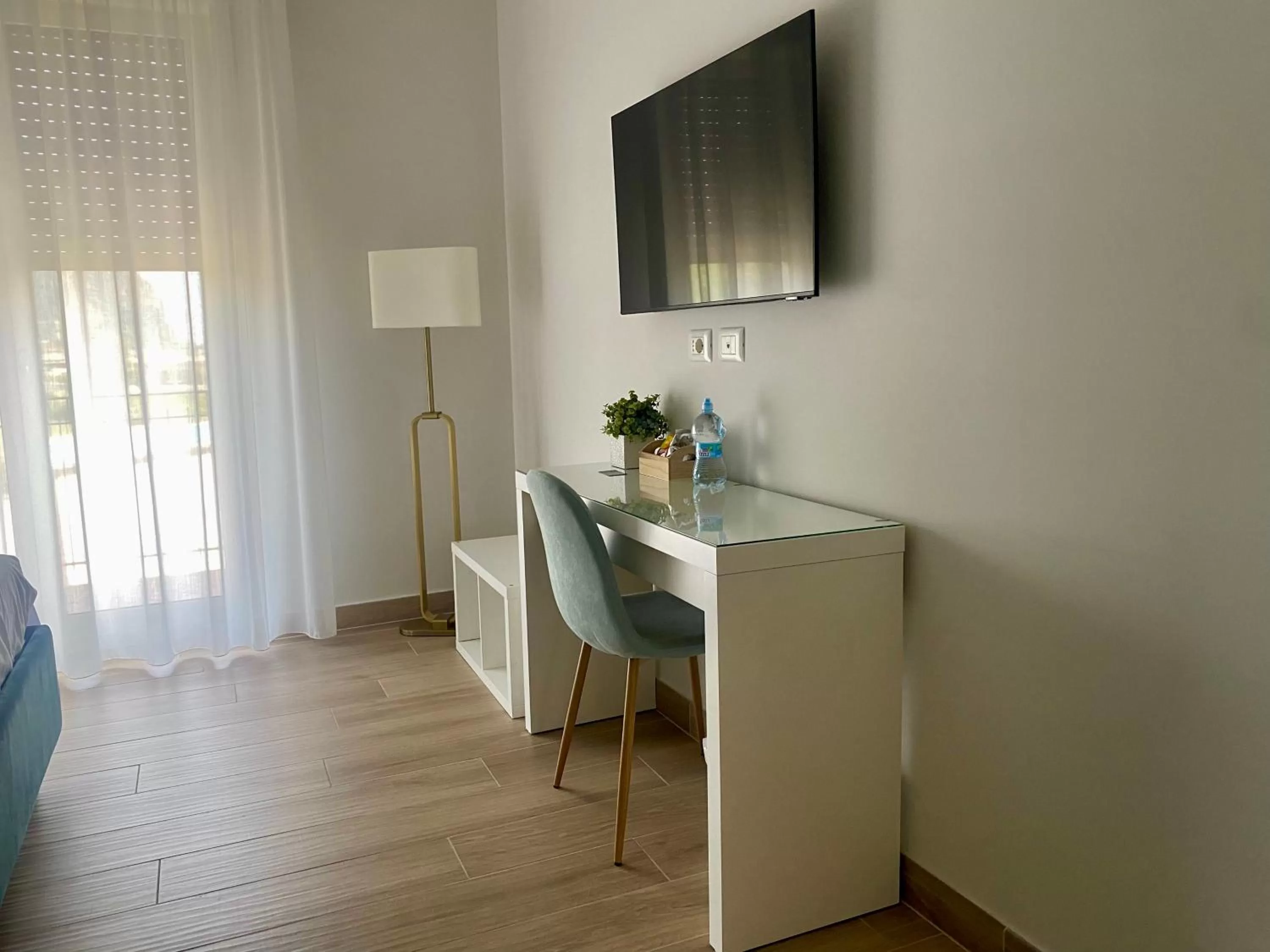 hair dresser, TV/Entertainment Center in Luna Nuova Suites