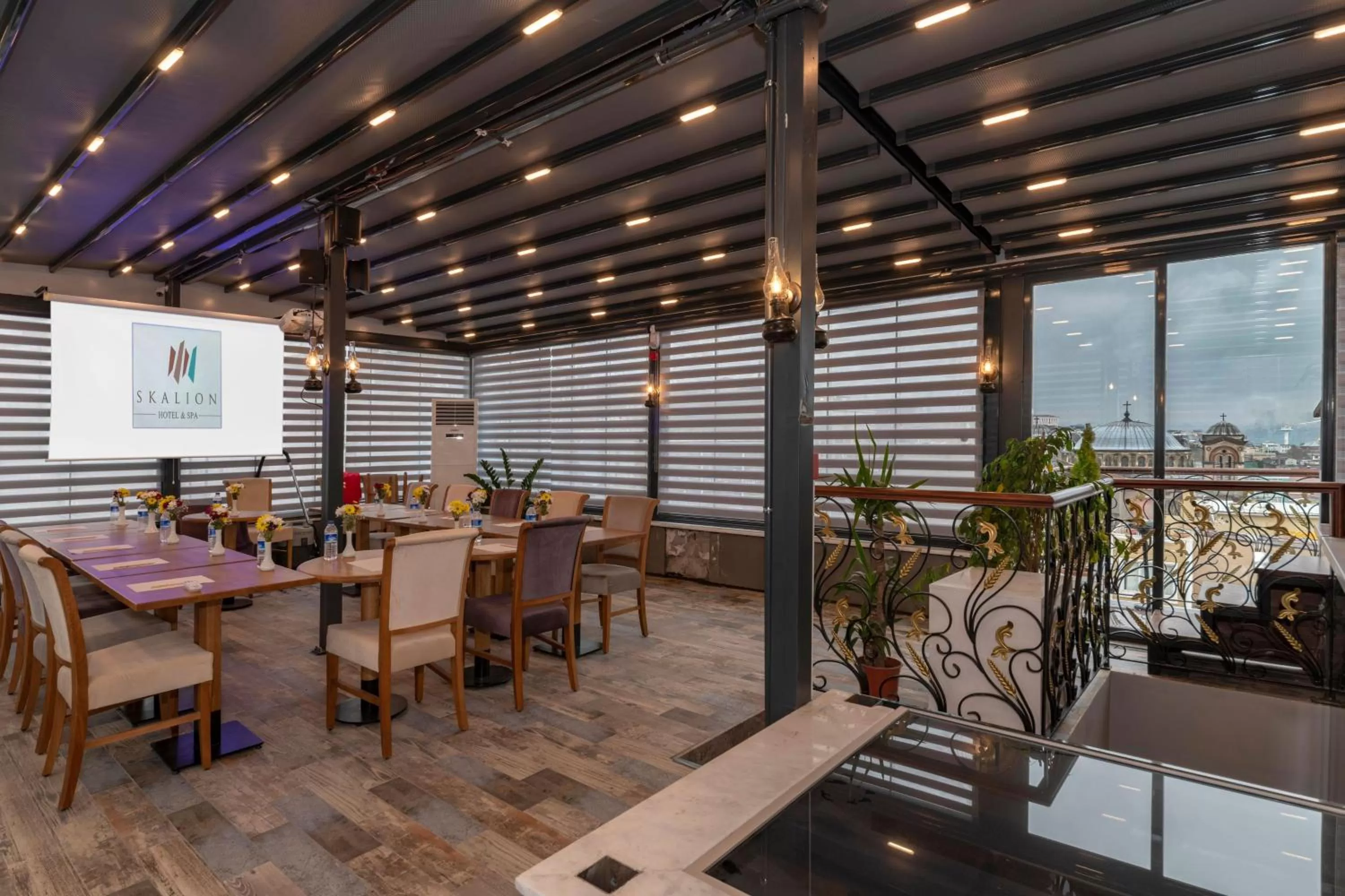 Restaurant/places to eat in Skalion Hotel