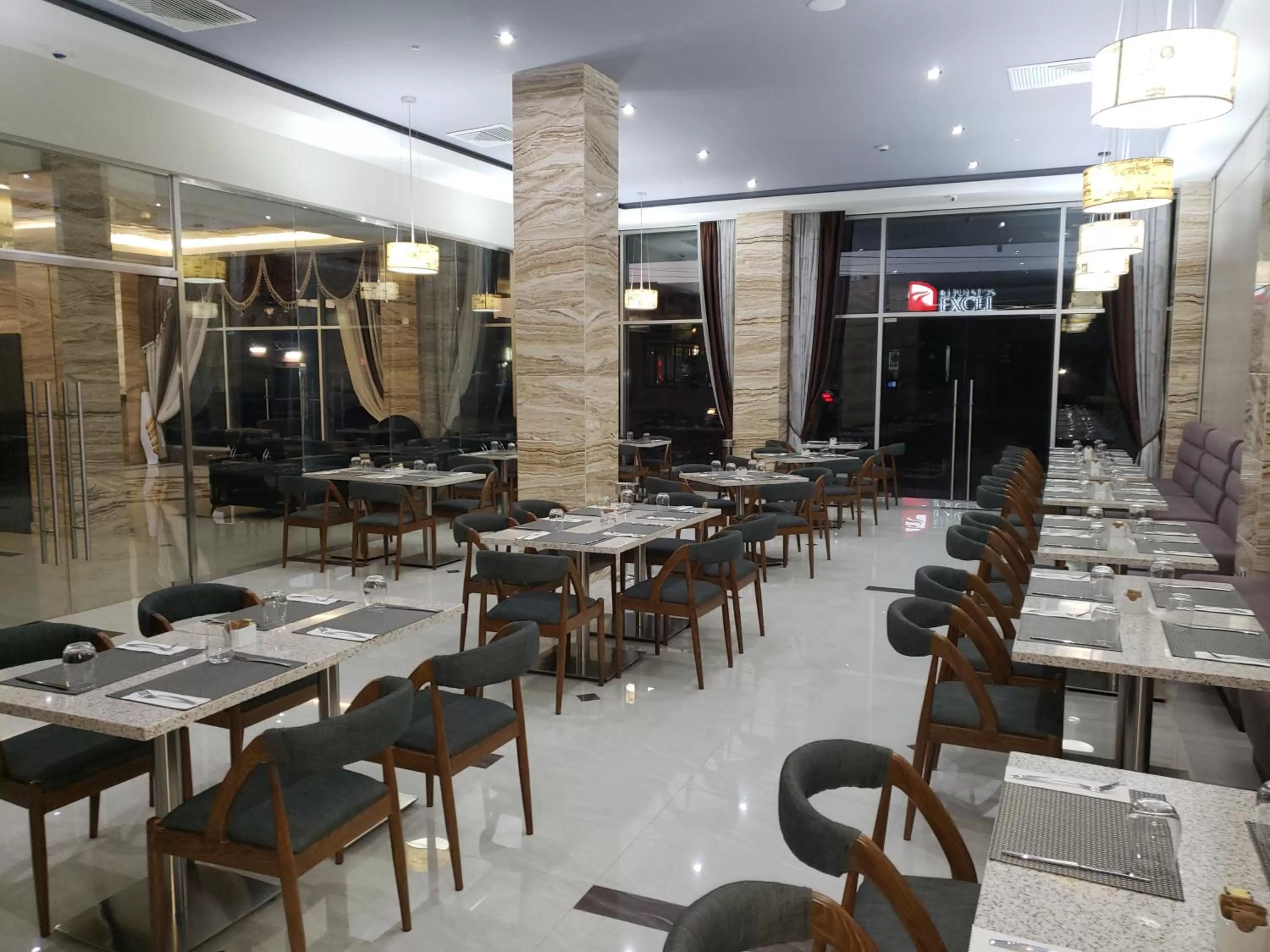 Restaurant/places to eat in Hotel City Plaza & Suites