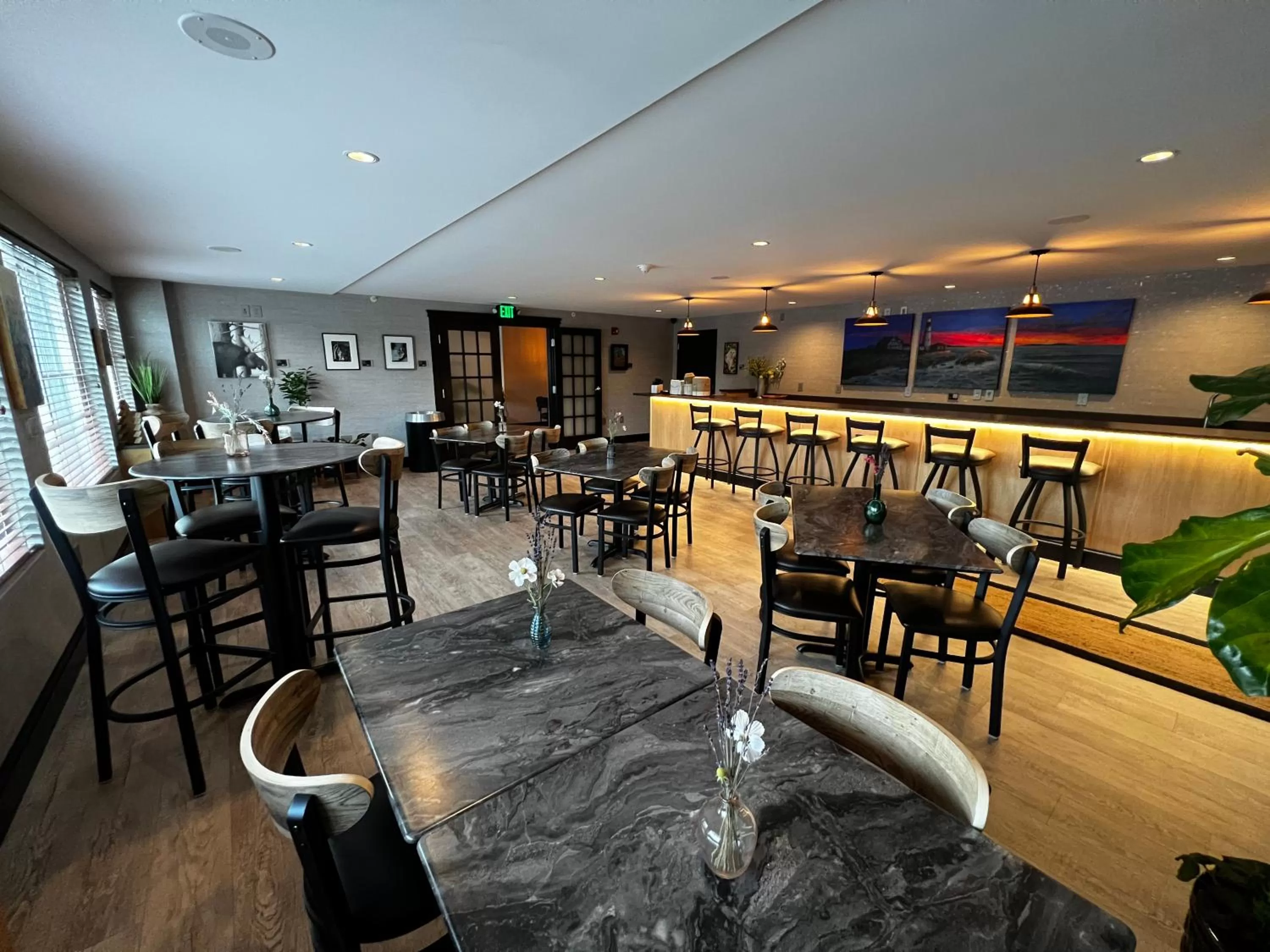 Lounge or bar in Maine Evergreen Hotel, an Ascend Collection Hotel