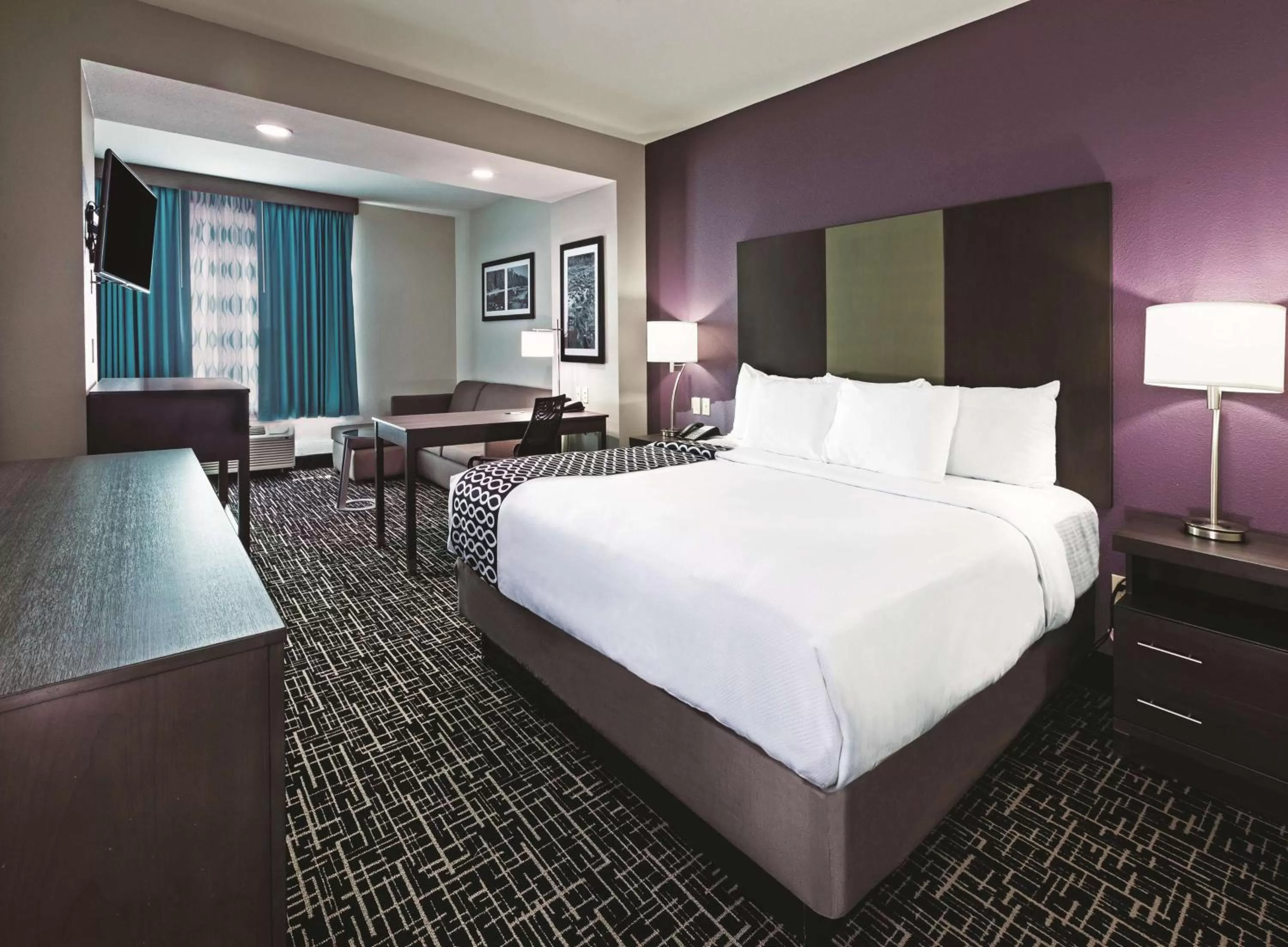 Photo of the whole room in La Quinta by Wyndham Claremore