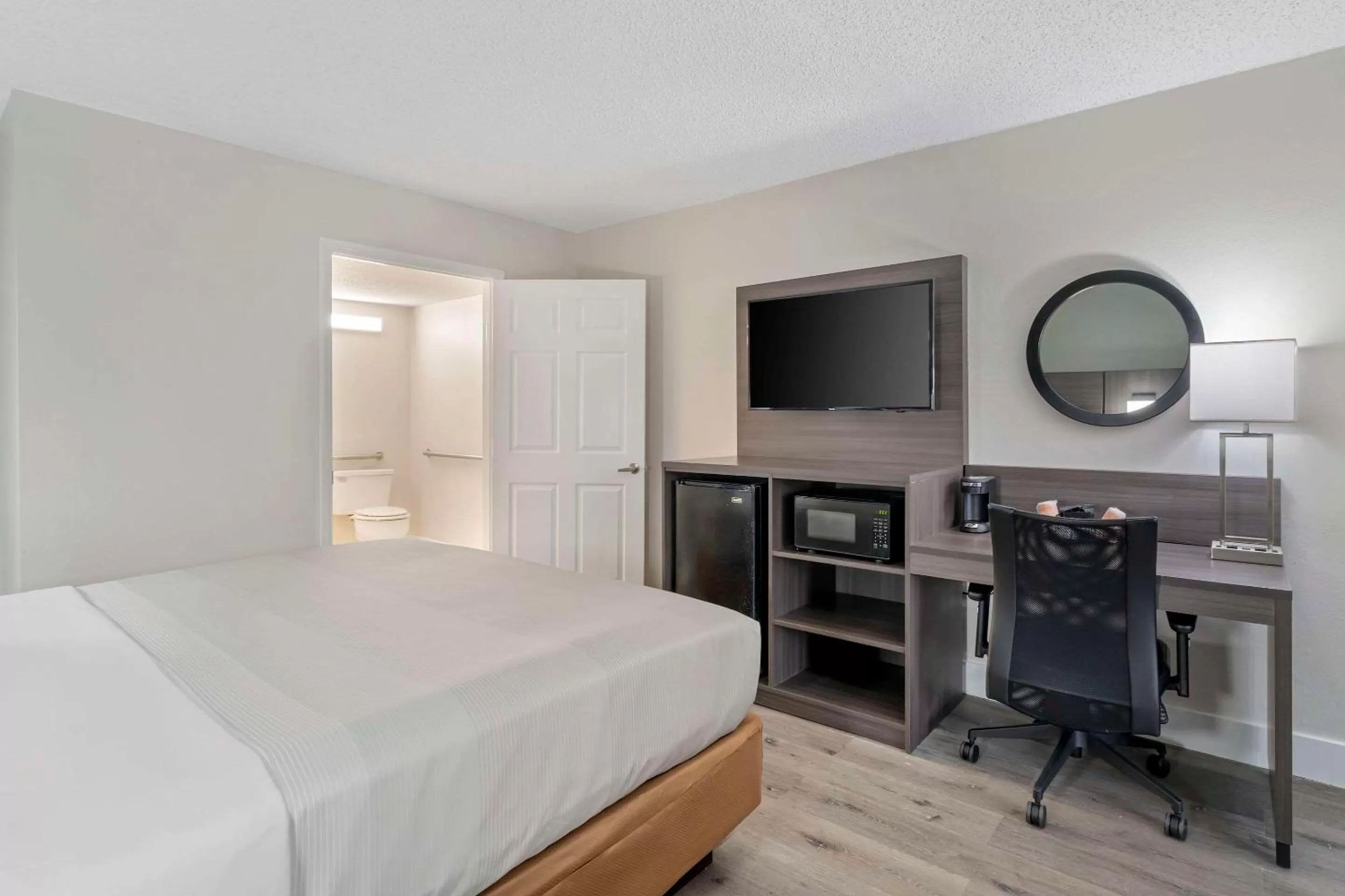 Bedroom, Bed in Quality Inn & Suites Orlando East - UCF Area