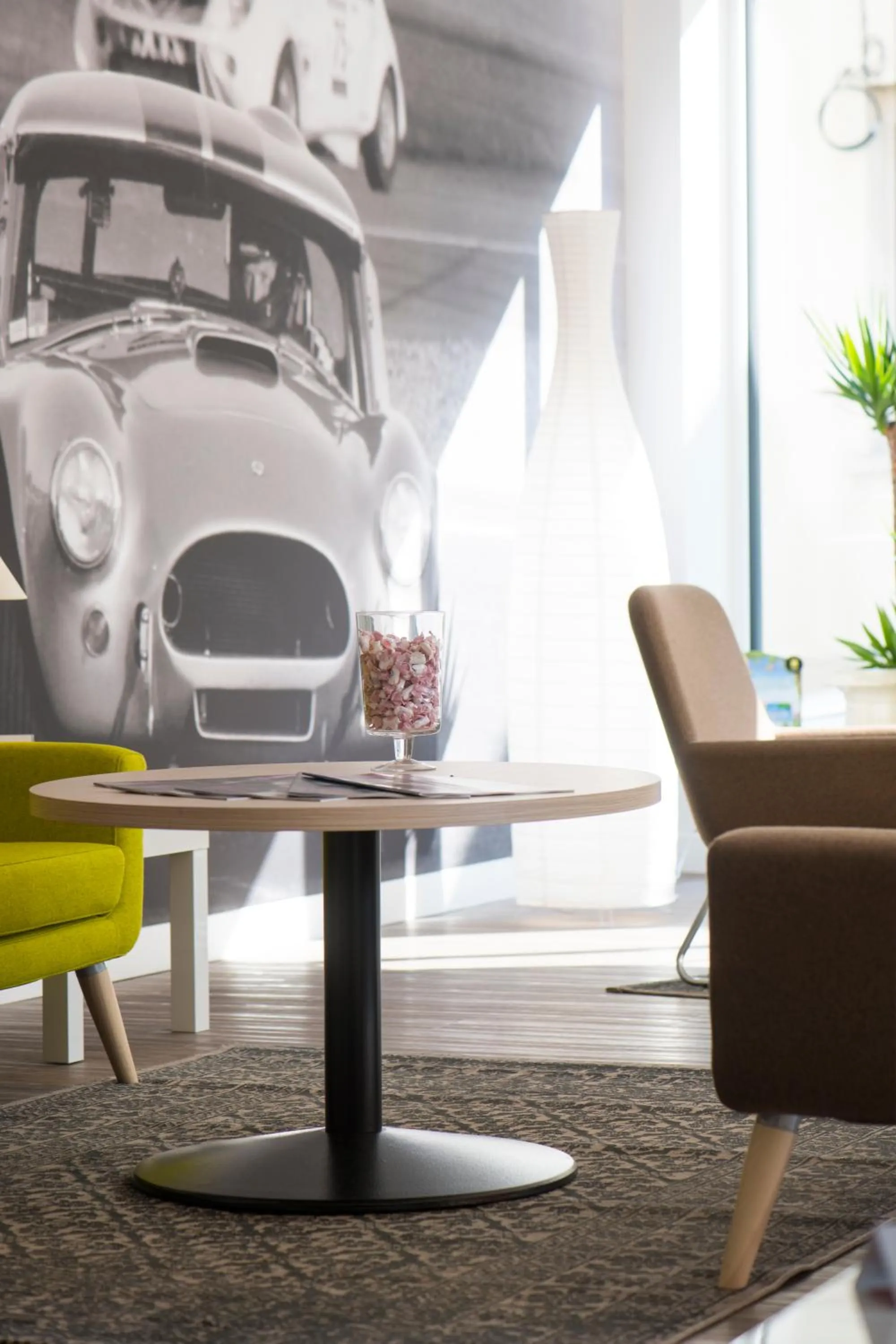 Lounge or bar in The Originals City, Hôtel Chantecler, Le Mans