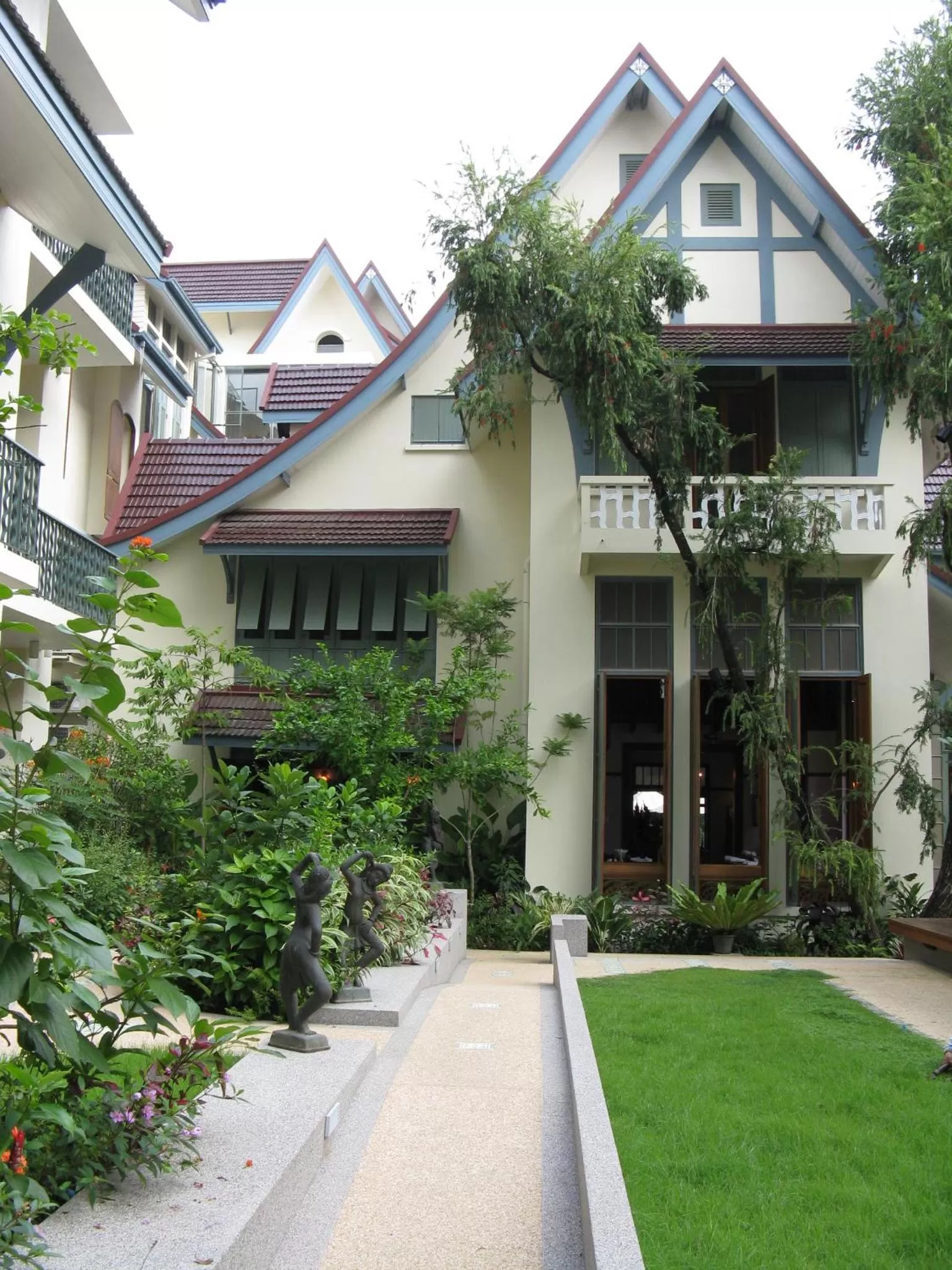 Facade/entrance in Ariyasom Villa