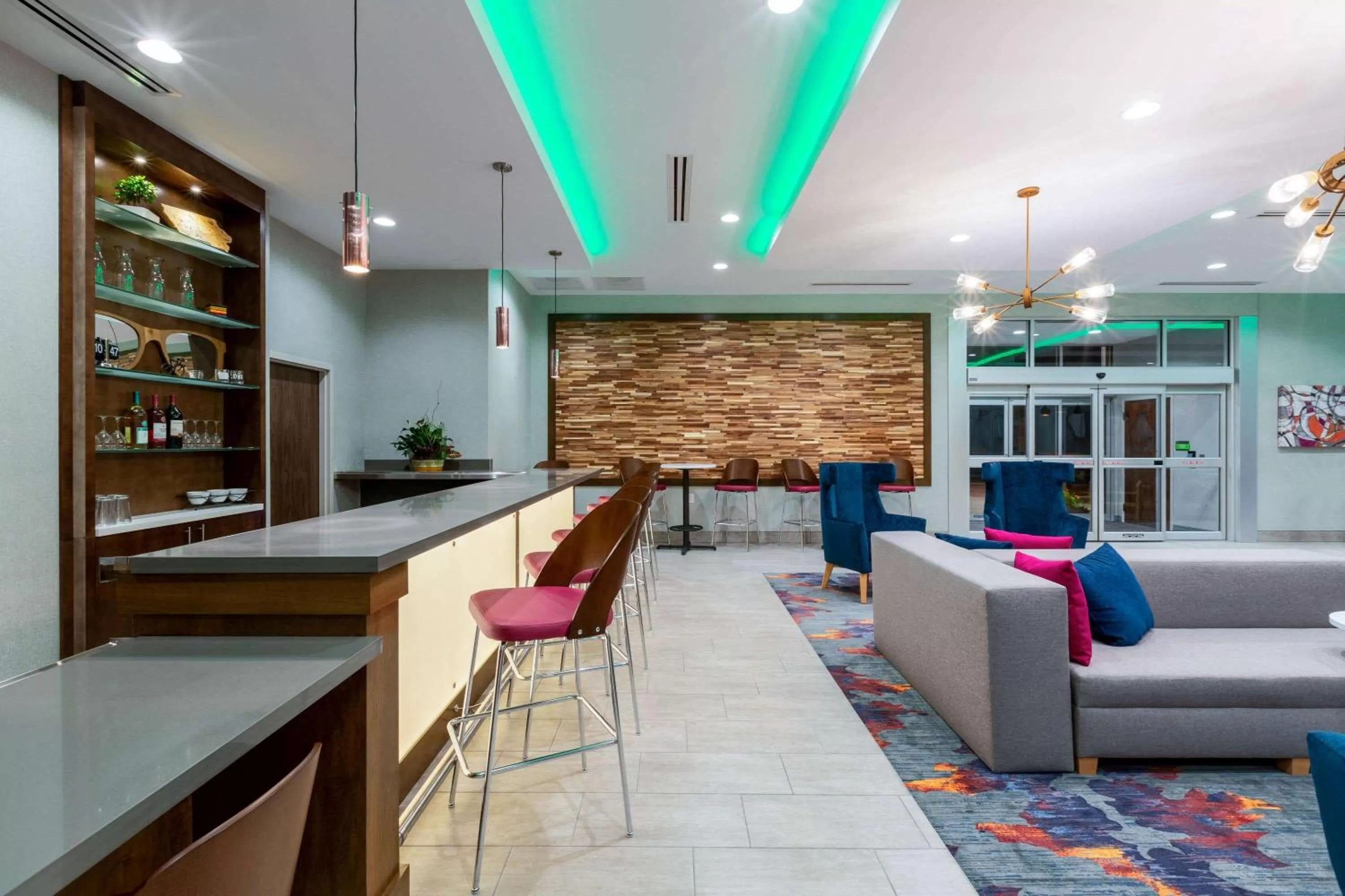 Lounge or bar in La Quinta by Wyndham Altoona Des Moines