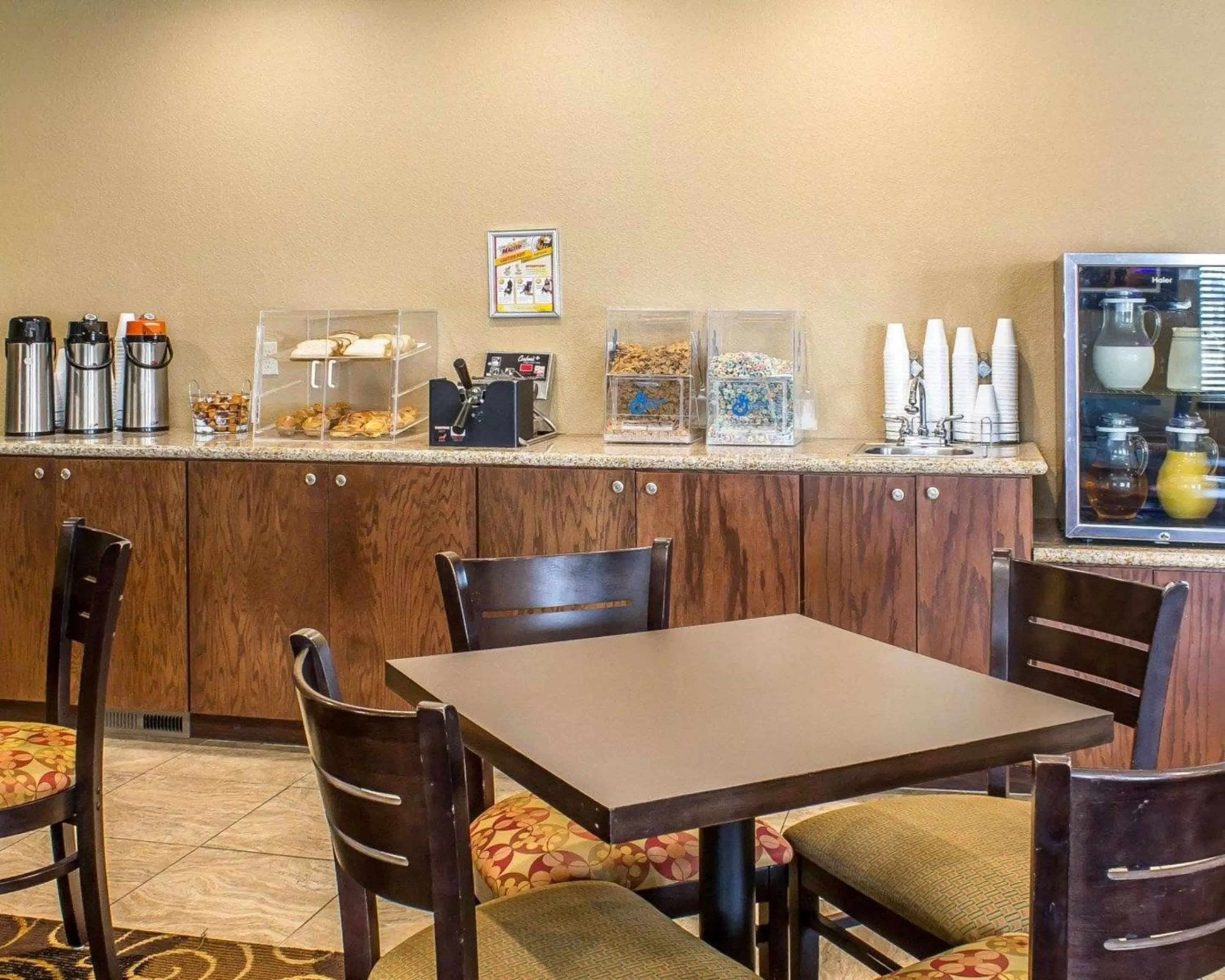 Restaurant/places to eat in Rodeway Inn & Suites near Okoboji Lake