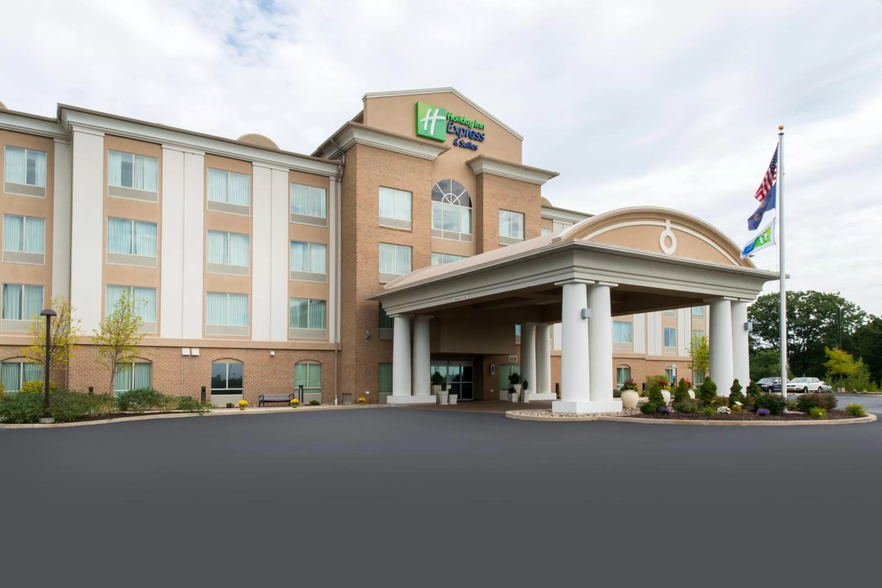 Property building in Holiday Inn Express and Suites Dickson City by IHG