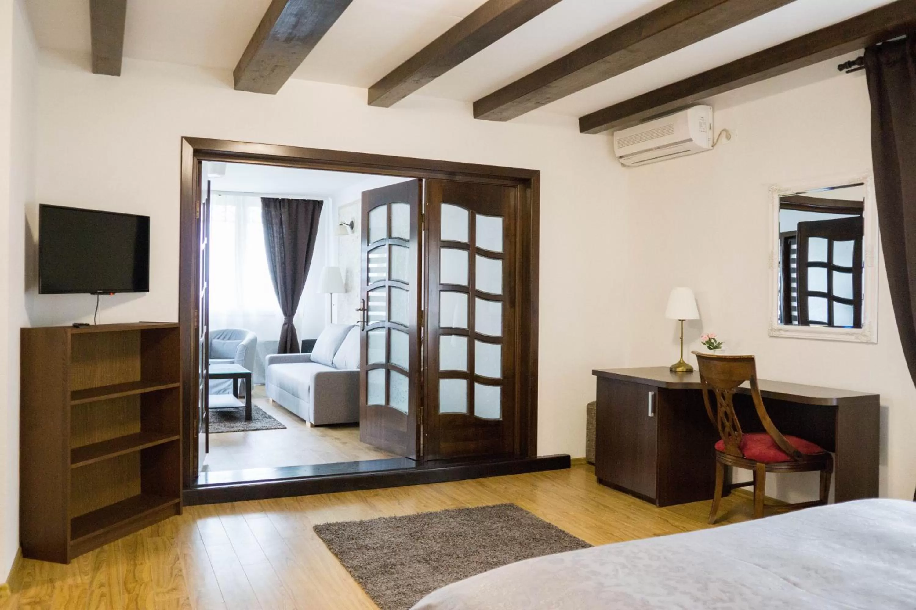 Photo of the whole room, Bed in Nest