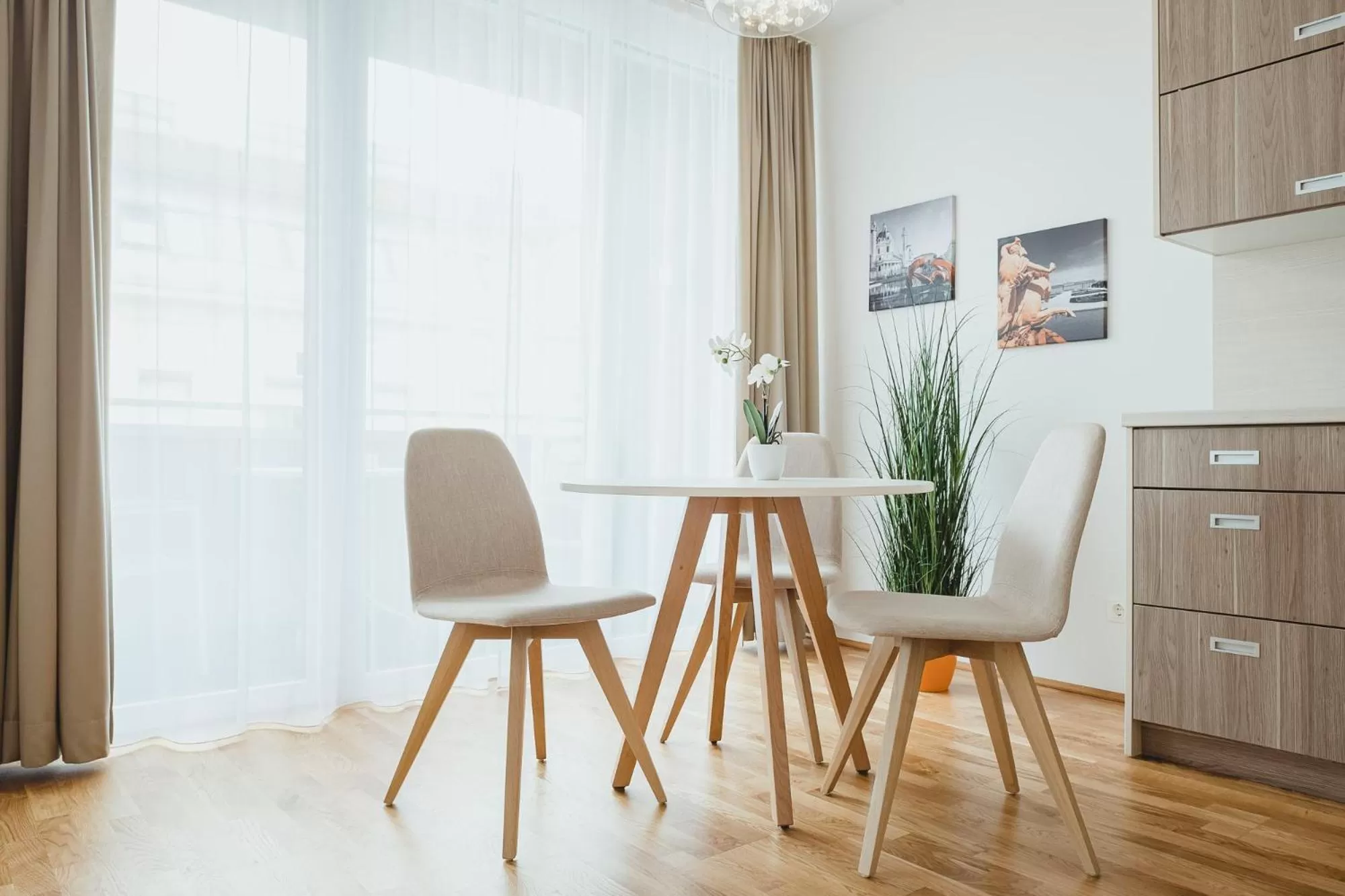Dining area in Oliver Apartments | contactless check-in