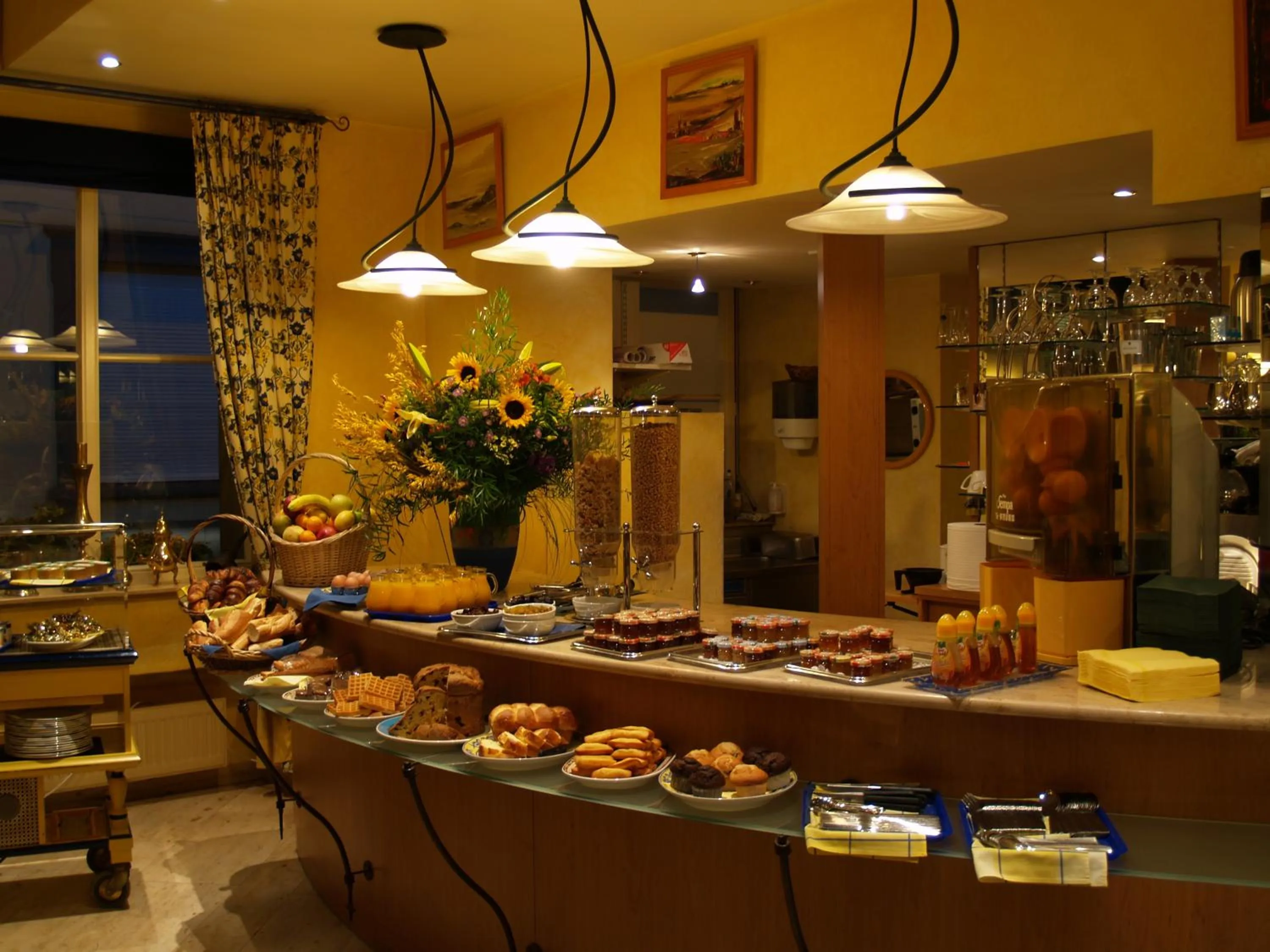 Buffet breakfast in Les Reflets Jaunes