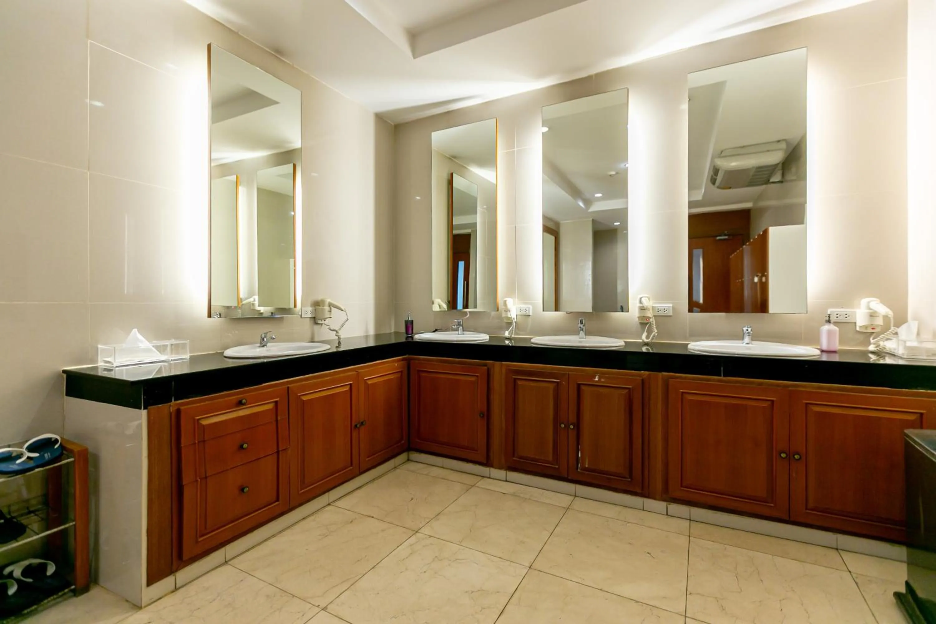 Bathroom in The Bedrooms Hostel Pattaya