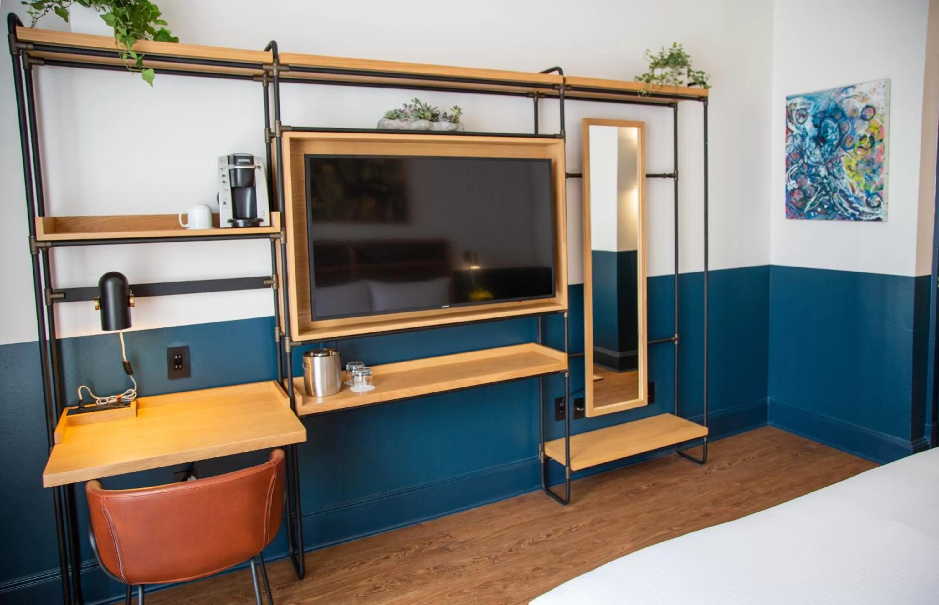 TV and multimedia, Bed in Hotel Theo New Orleans, Tapestry Collection by Hilton