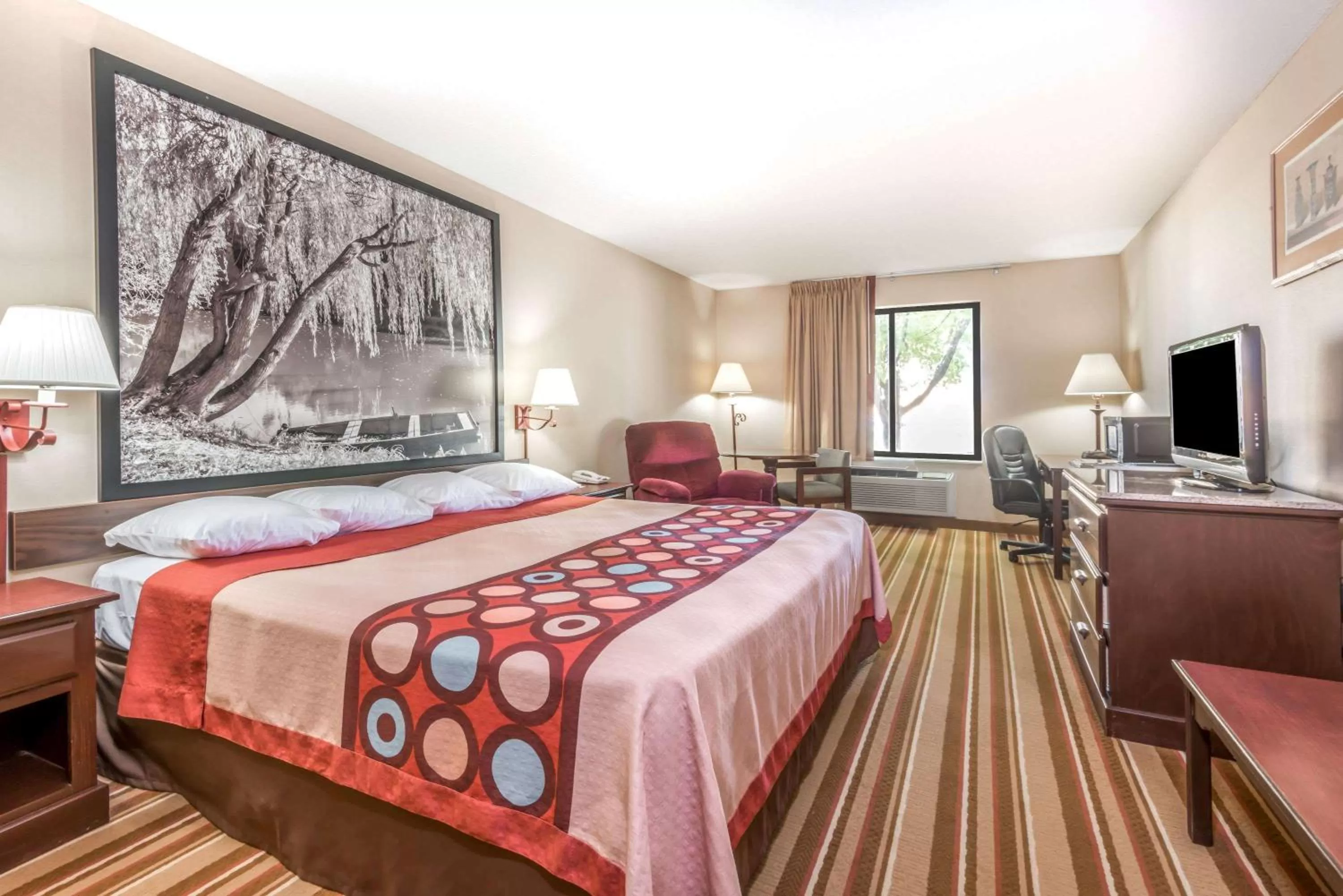 Photo of the whole room, Bed in Super 8 by Wyndham Salina I-70