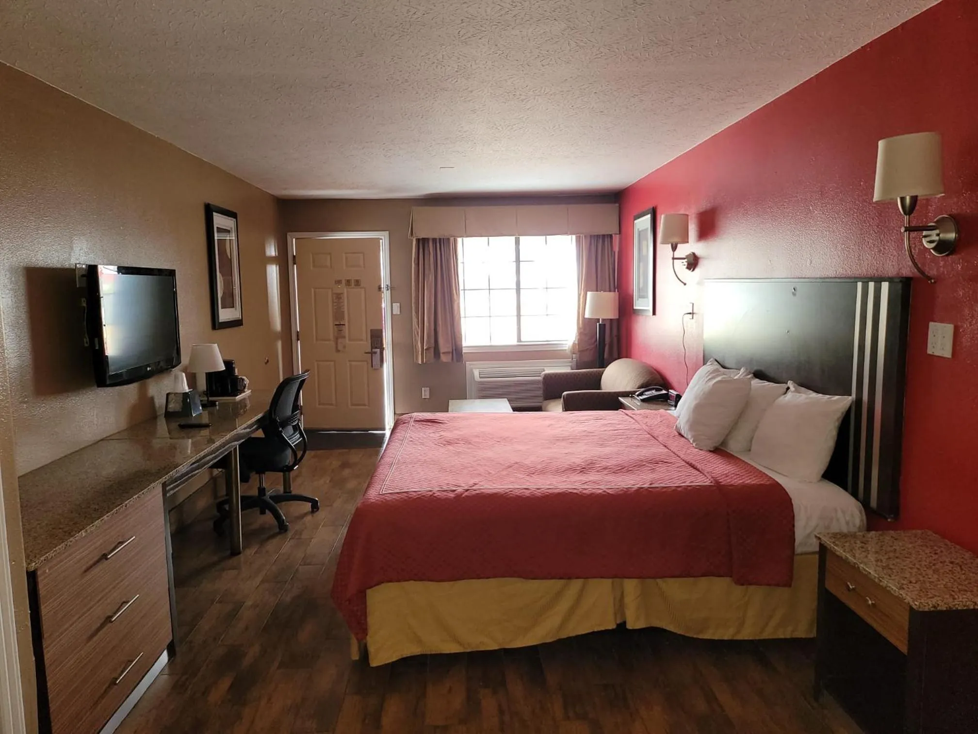 Bed in Texas Inn and Suites Raymondville