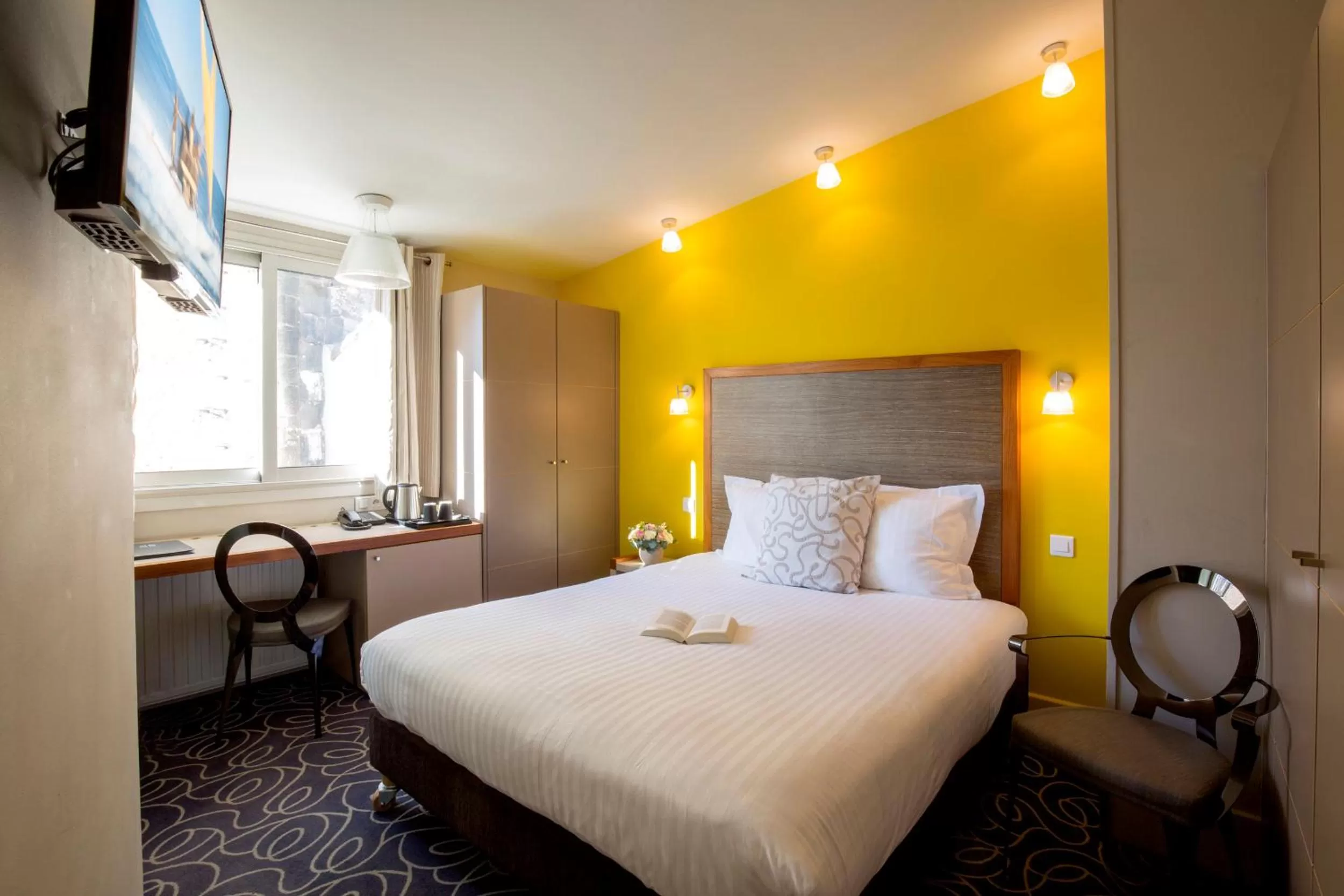 Photo of the whole room, Bed in Hôtel de Normandie