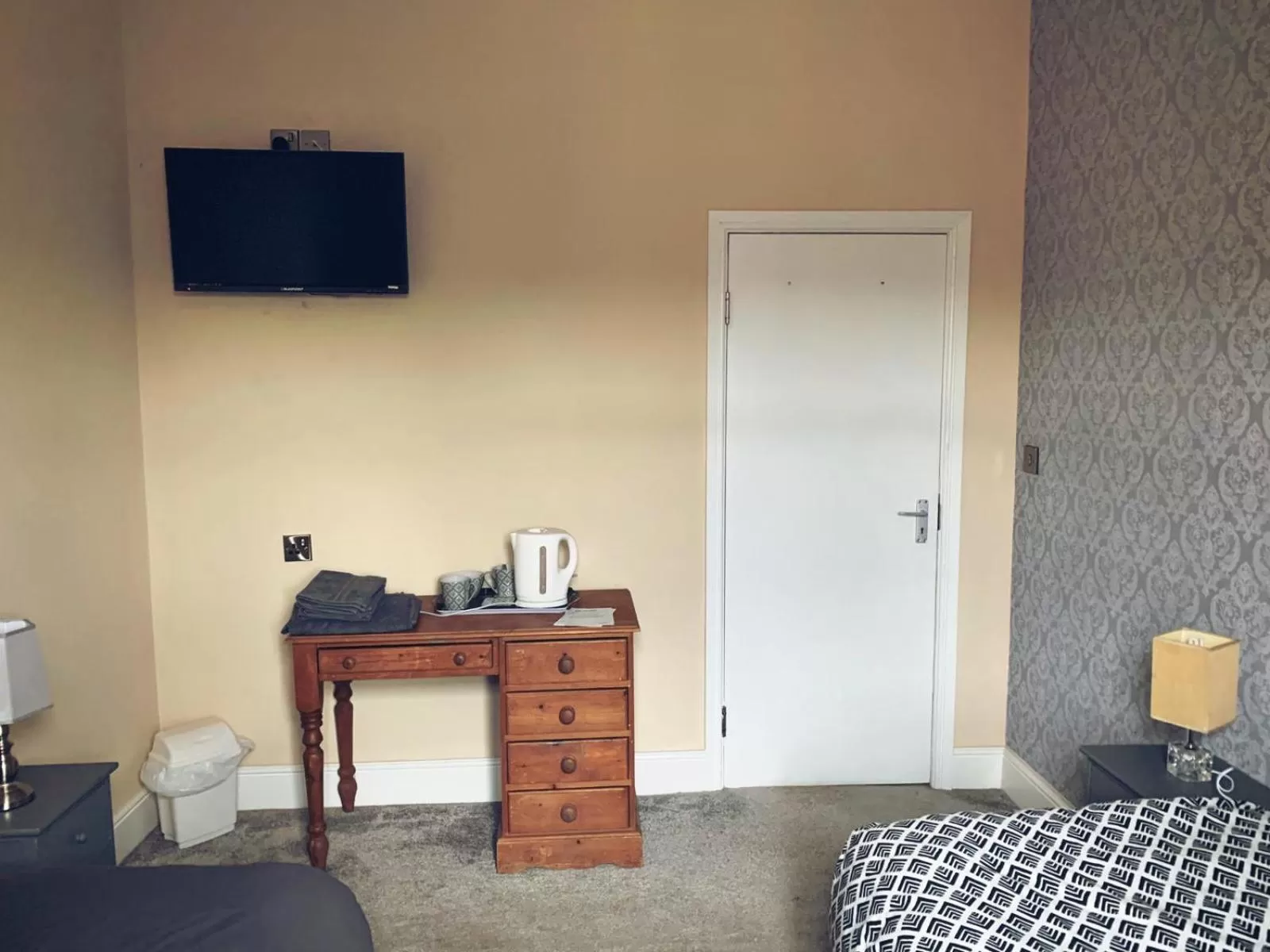 TV and multimedia, Bed in The Grosvenor Free house