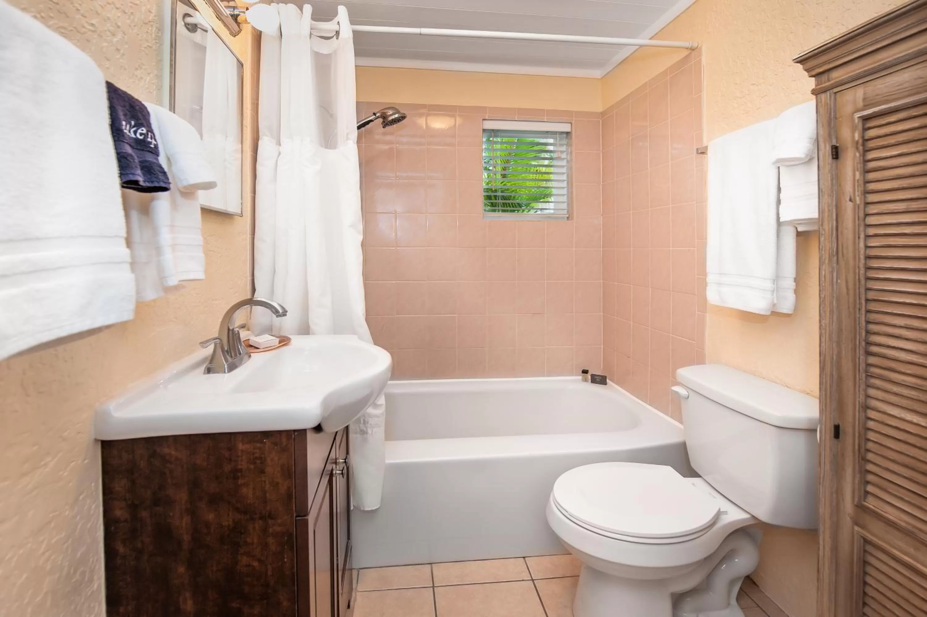 Toilet in Cedar Cove Resort & Cottages