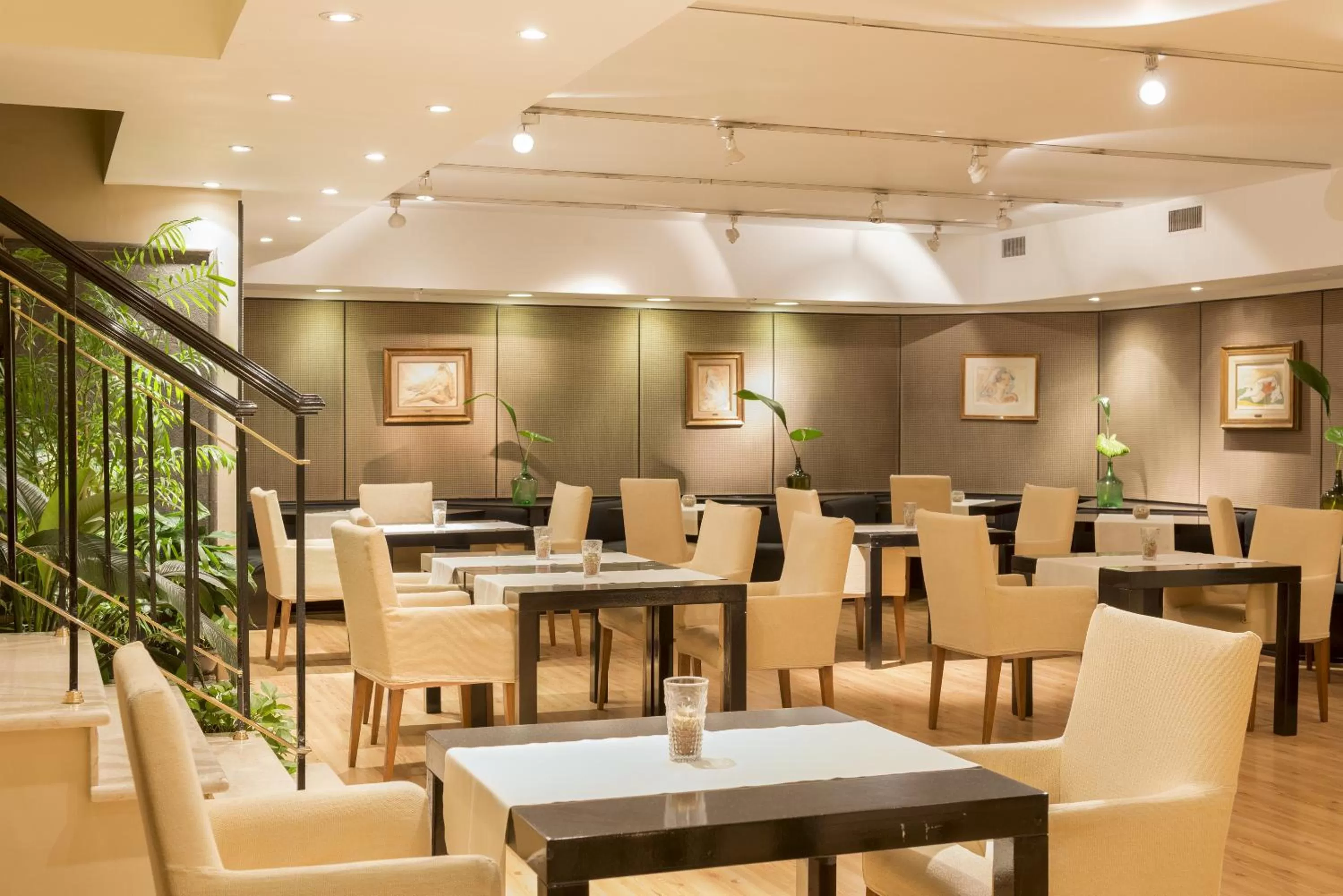 Restaurant/places to eat in Loi Suites Recoleta Hotel