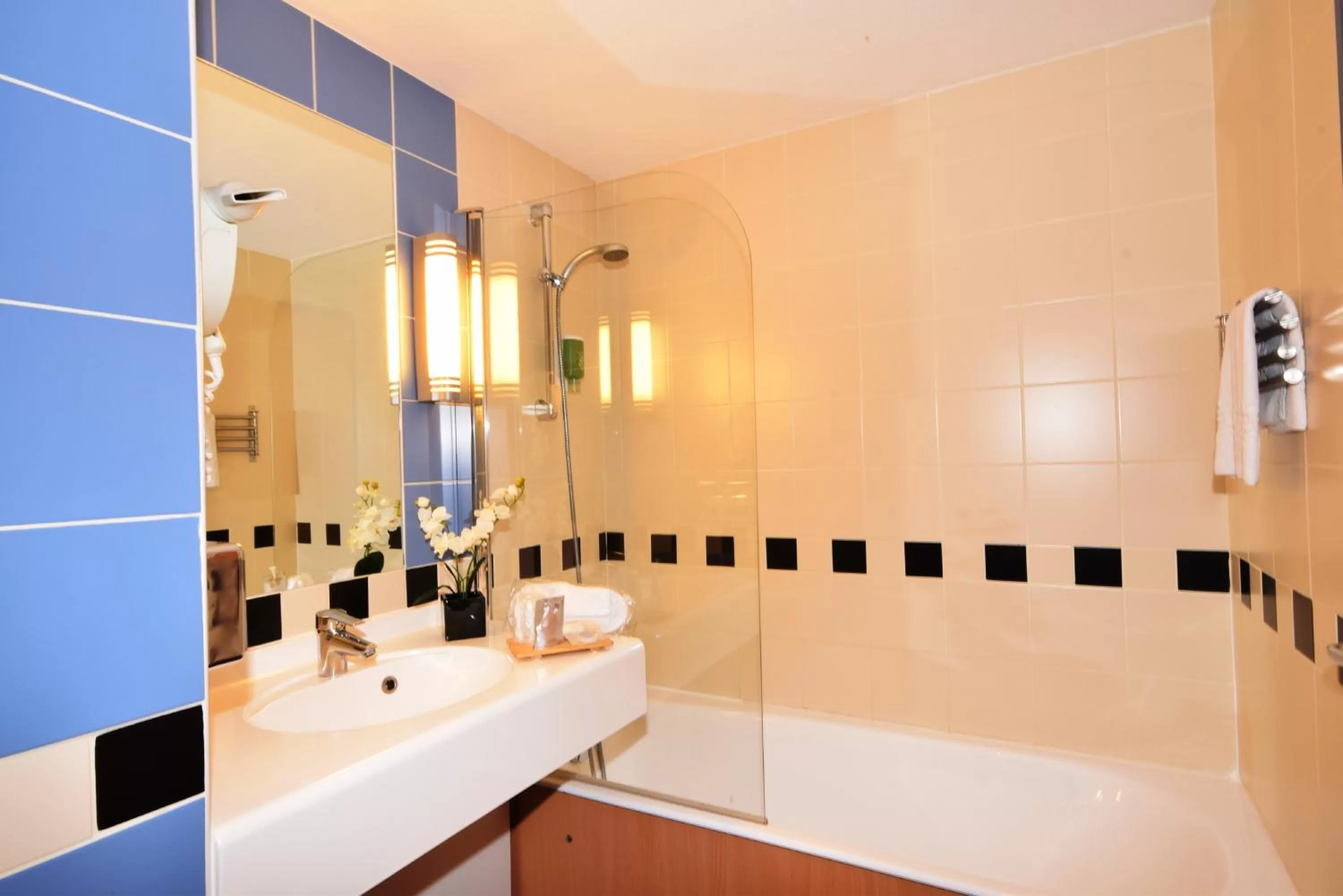 Bathroom in Kyriad Prestige - Bordeaux Aeroport