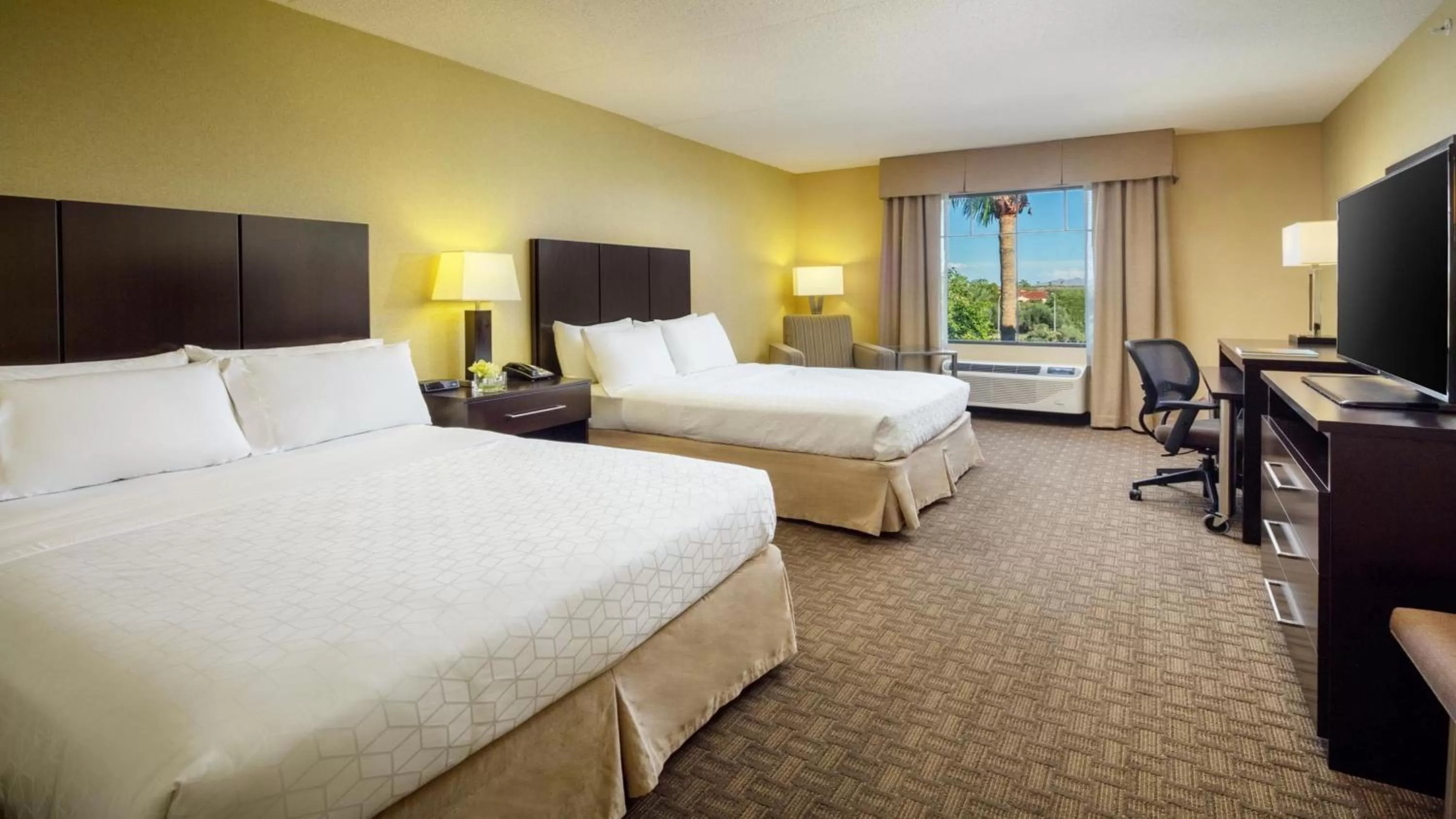 Photo of the whole room, Bed in Holiday Inn Phoenix/Chandler by IHG