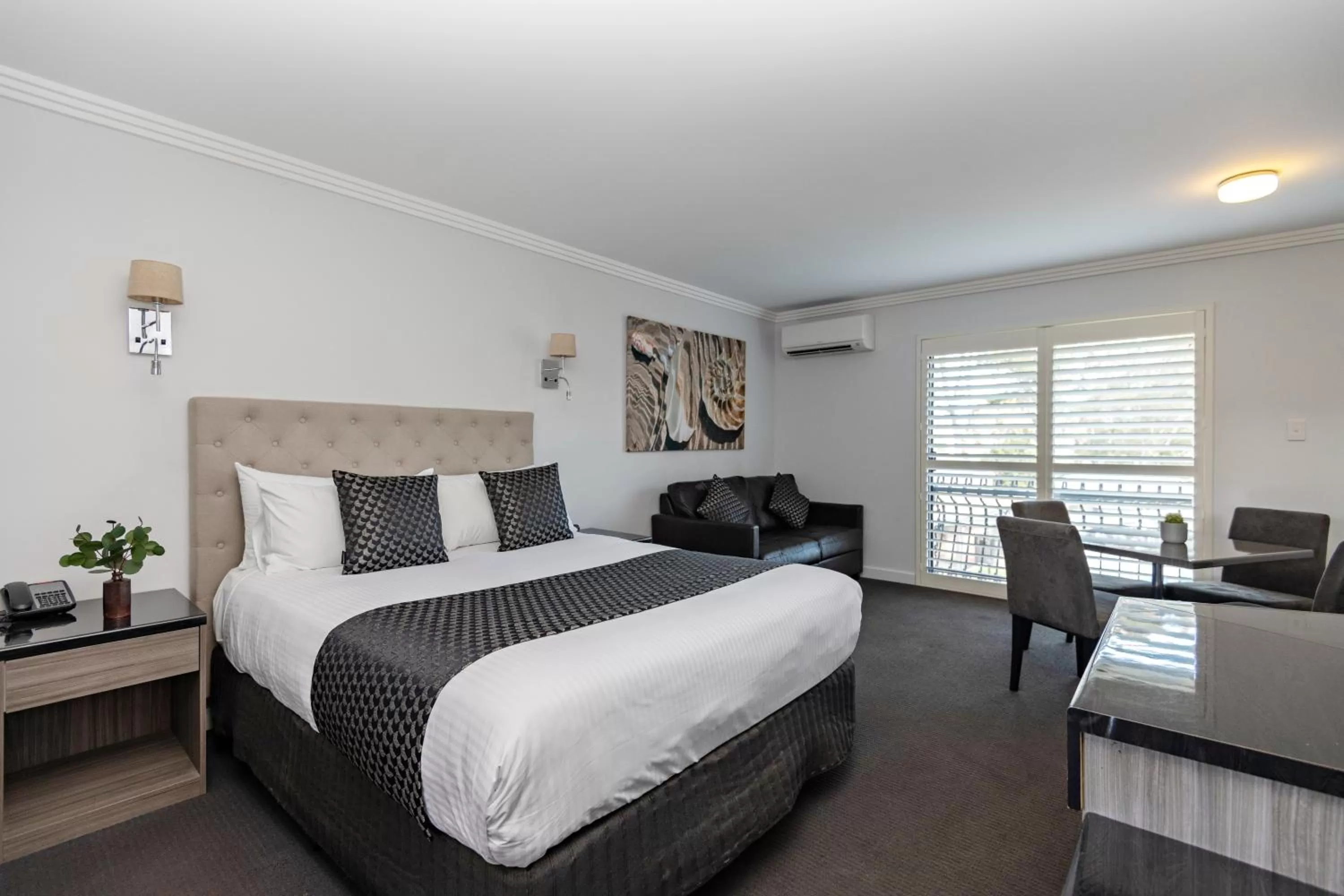 Seating area, Bed in Lincoln Downs Resort Batemans Bay
