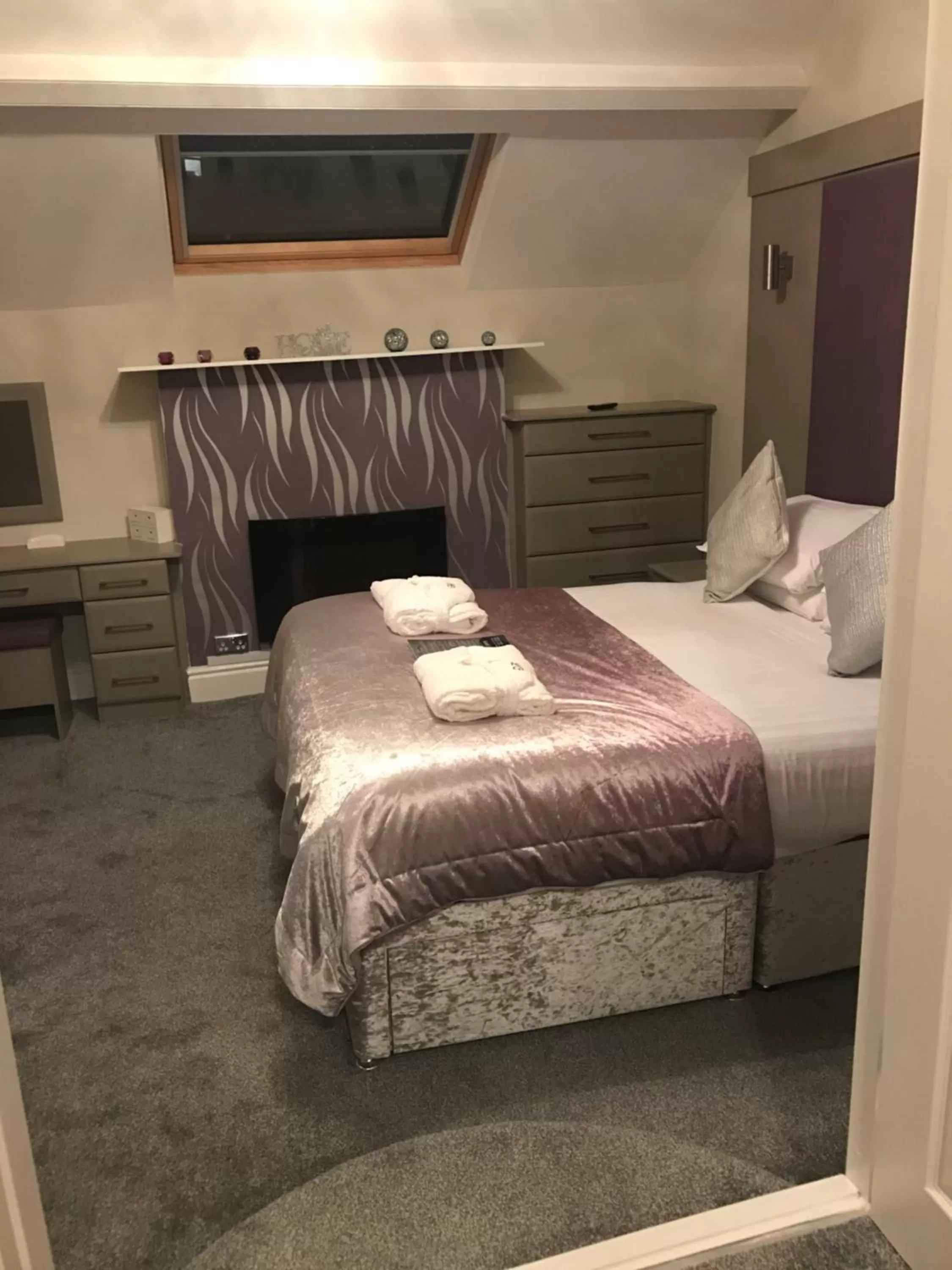 Bed in Lauriston & Lawton Court Hotel