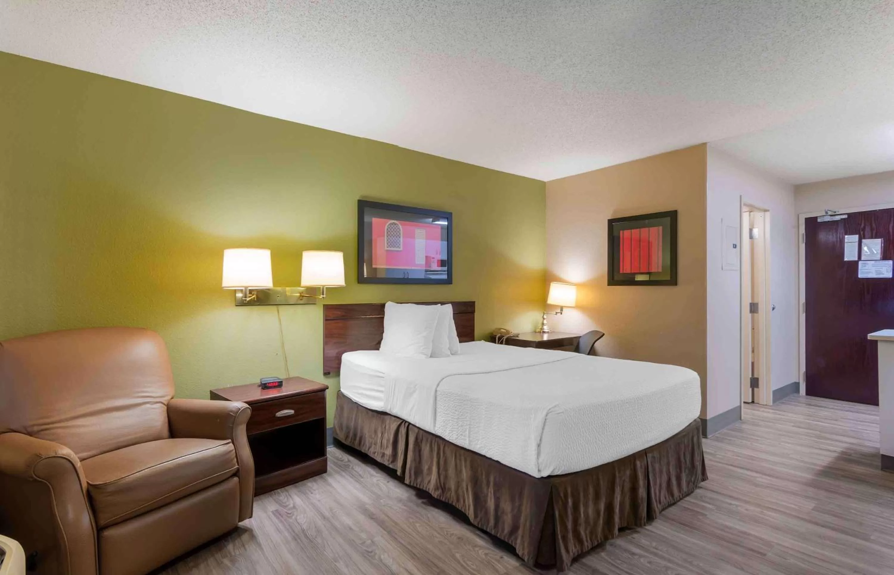 Bedroom, Bed in Extended Stay America Suites - Kansas City - Overland Park - Quivira Rd