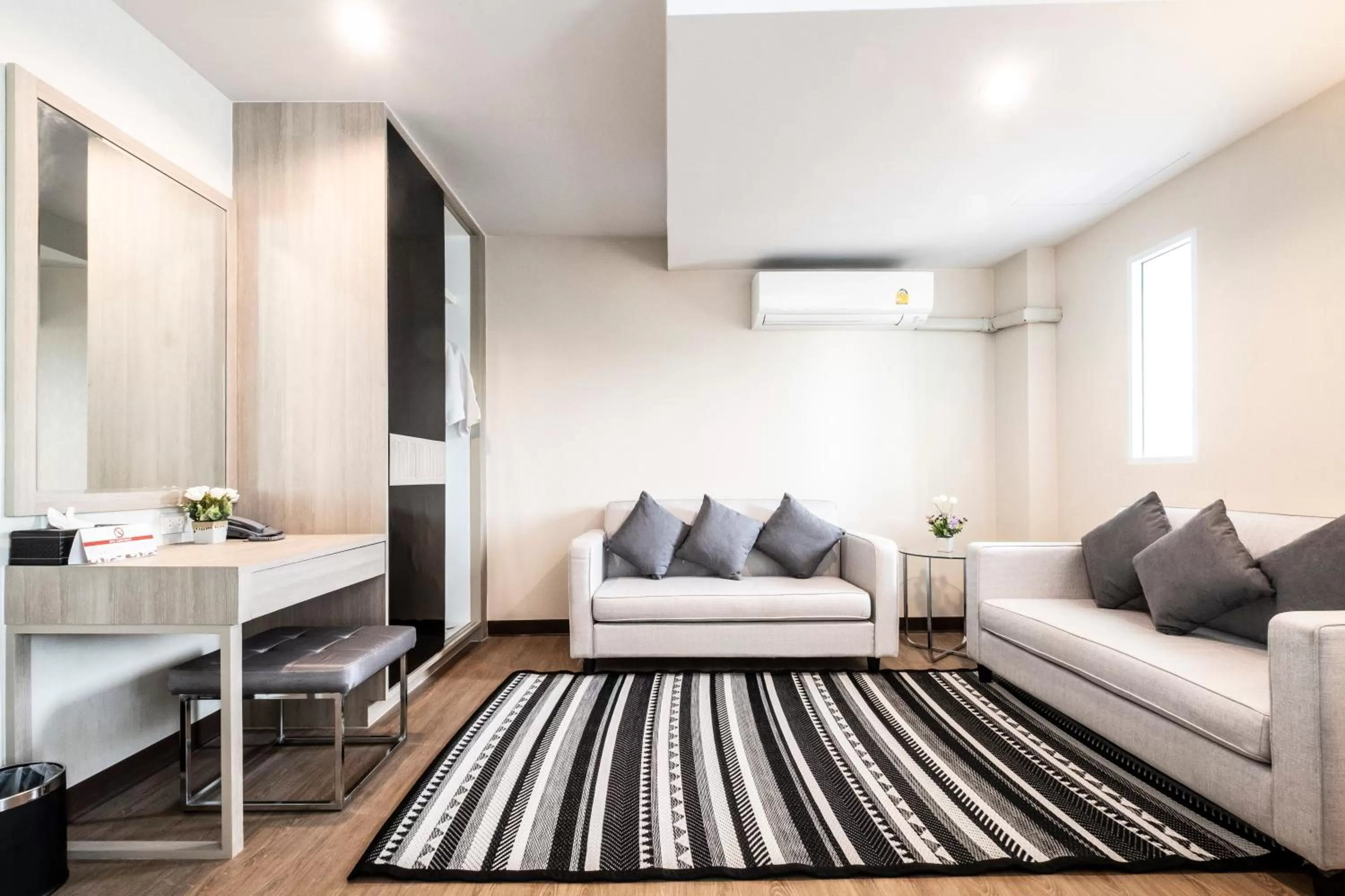 Living room, Bed in Sinsuvarn Airport Suite Hotel