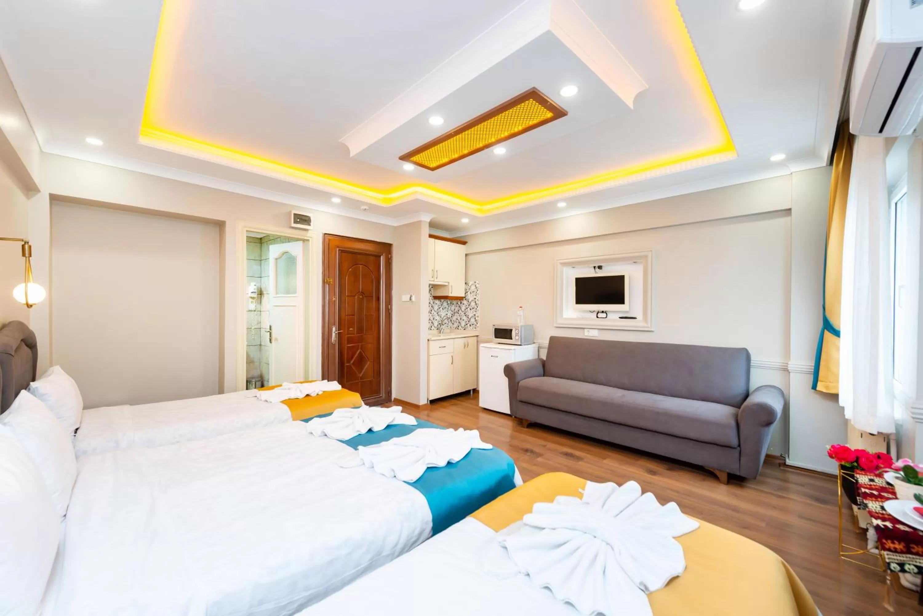 Communal lounge/ TV room, Bed in Kadirga Studios