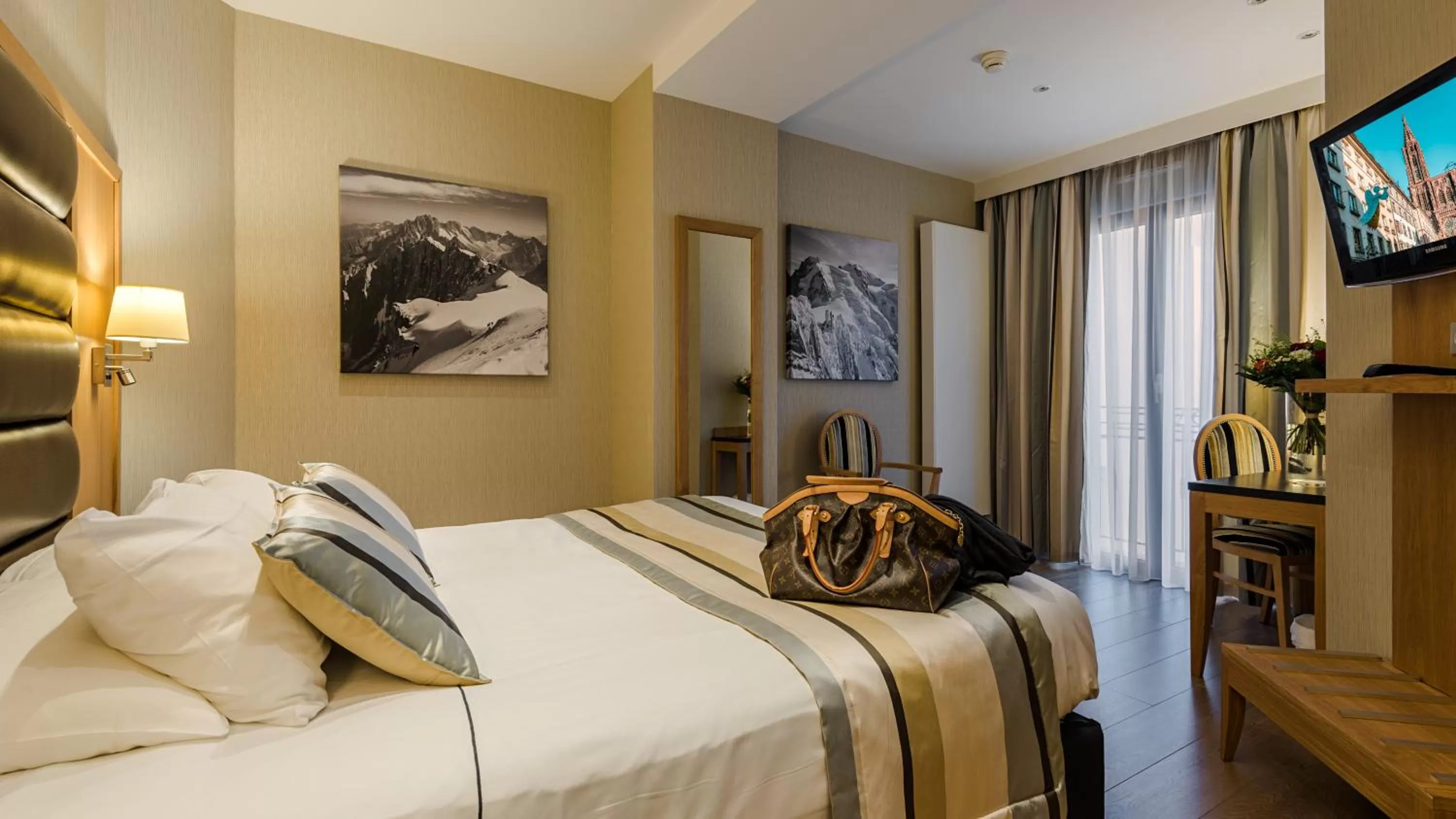 Photo of the whole room, Bed in Hotel Bristol