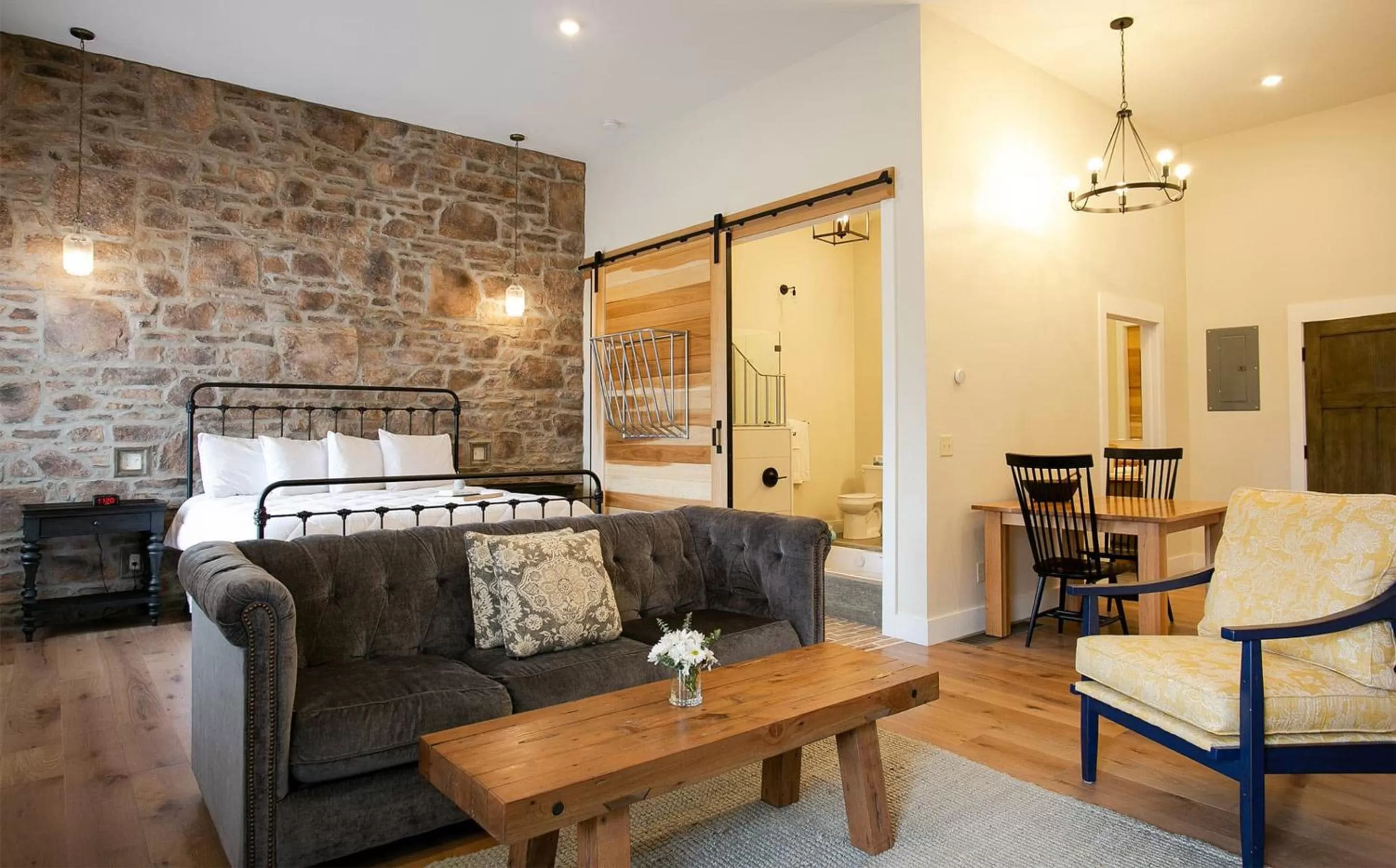 Photo of the whole room, Bed in Farmhouse Suites by Amish Country Lodging