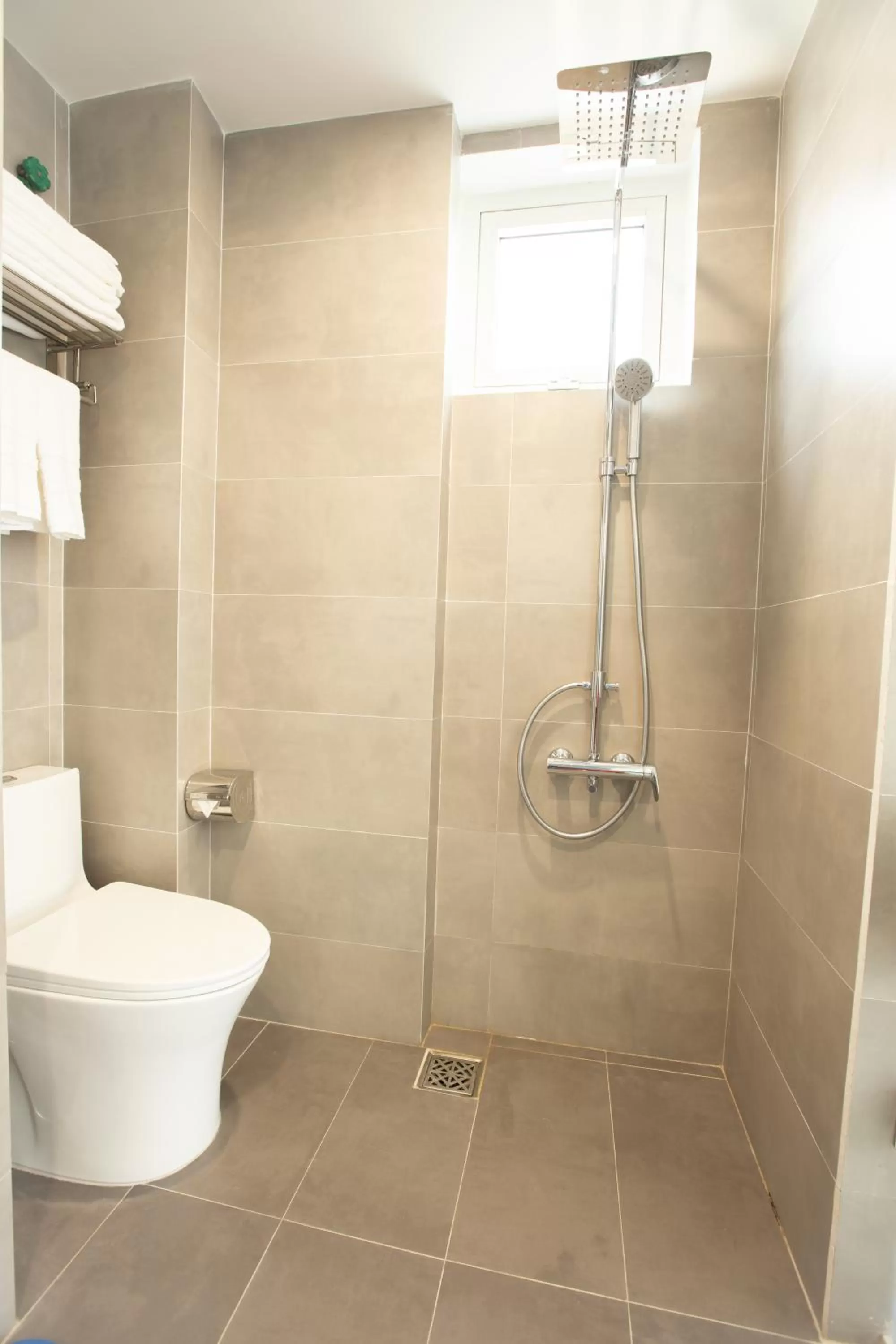 Shower in QUE HUONG HOTEL