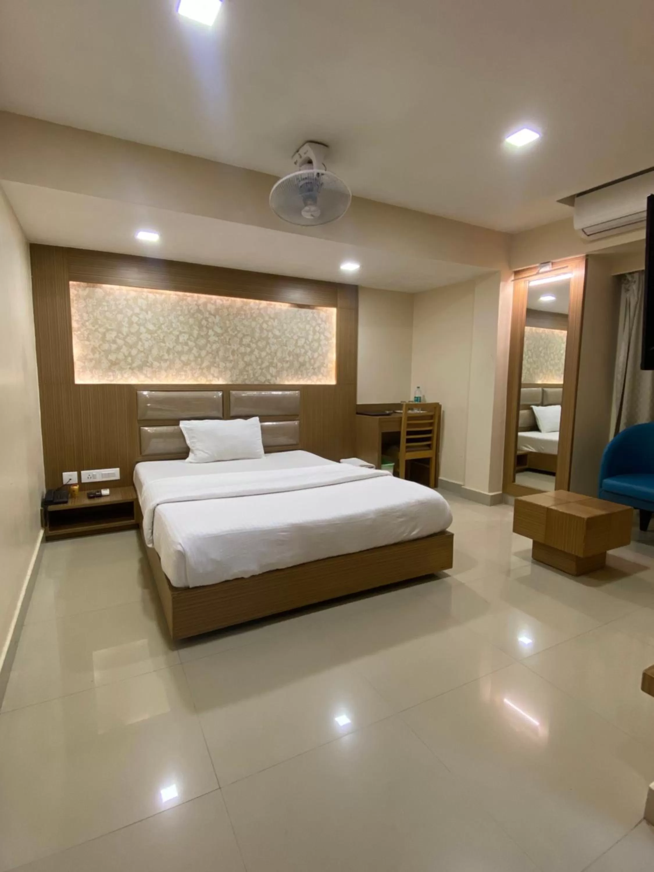 Bedroom, Bed in Greens Suite - Business Class Hotel - Opposite Ripon Building