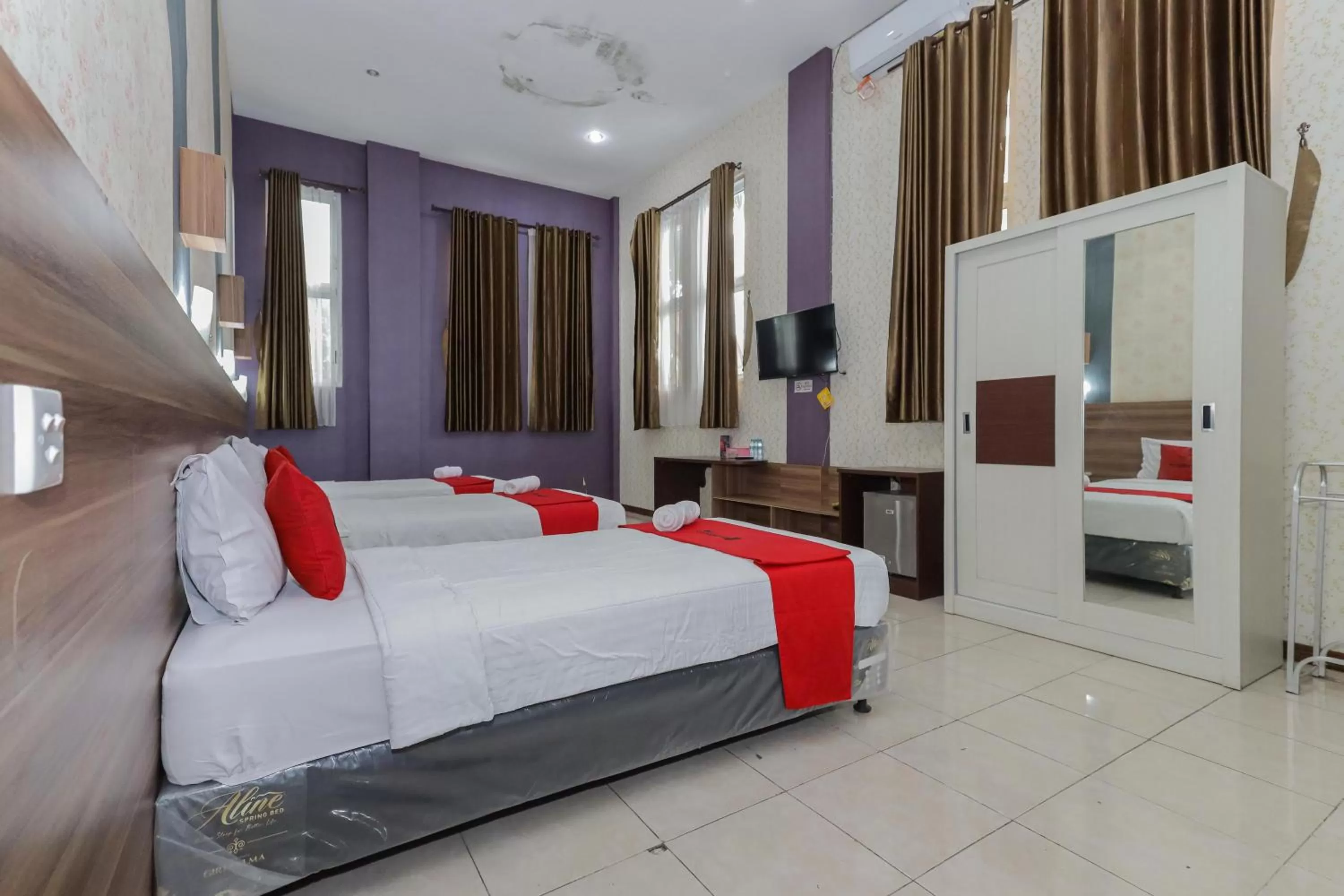 Bedroom, Bed in RedDoorz Syariah @ Klojen Malang