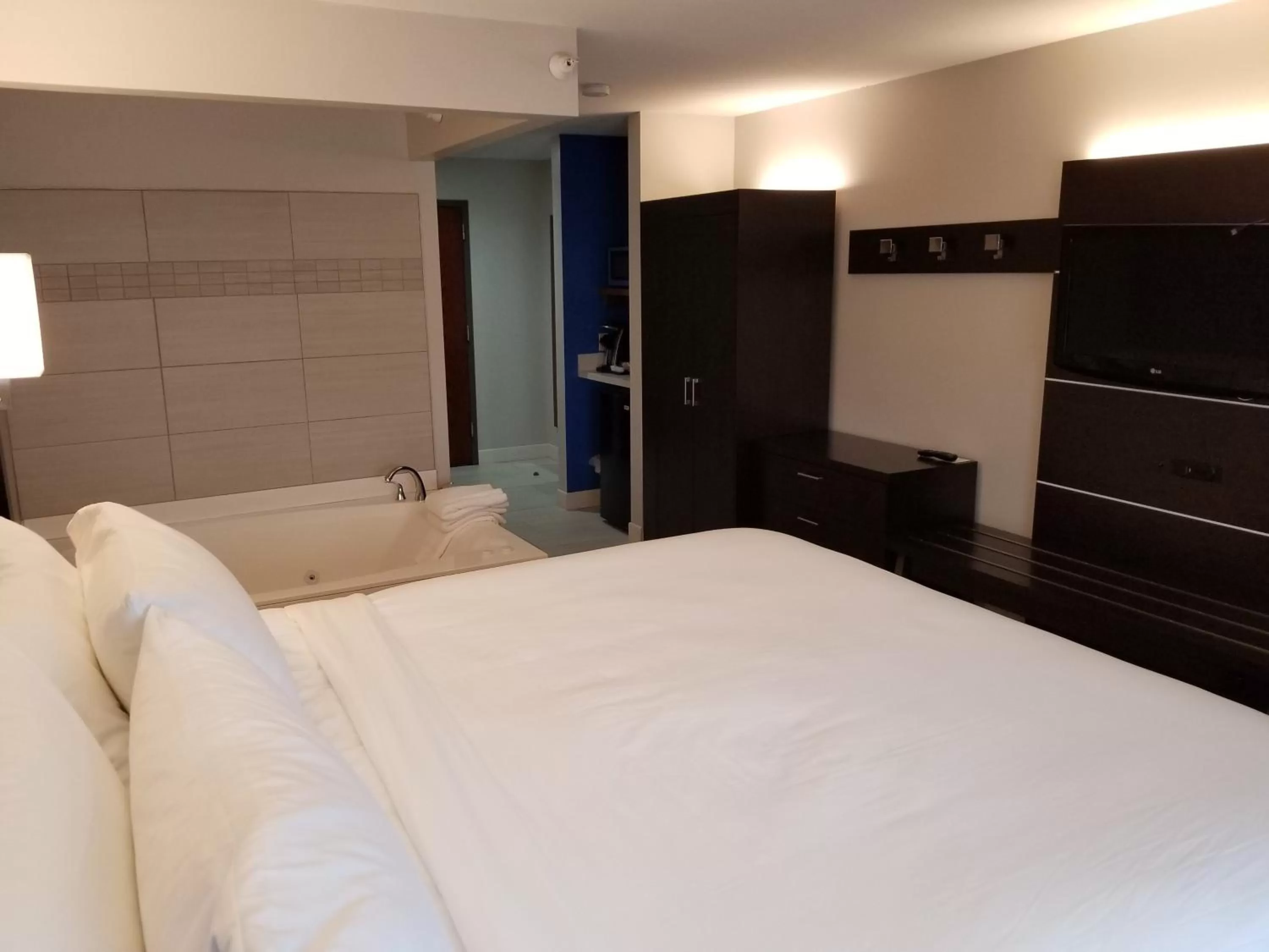 Photo of the whole room, Bed in Holiday Inn Express Birch Run-Frankenmuth Area by IHG